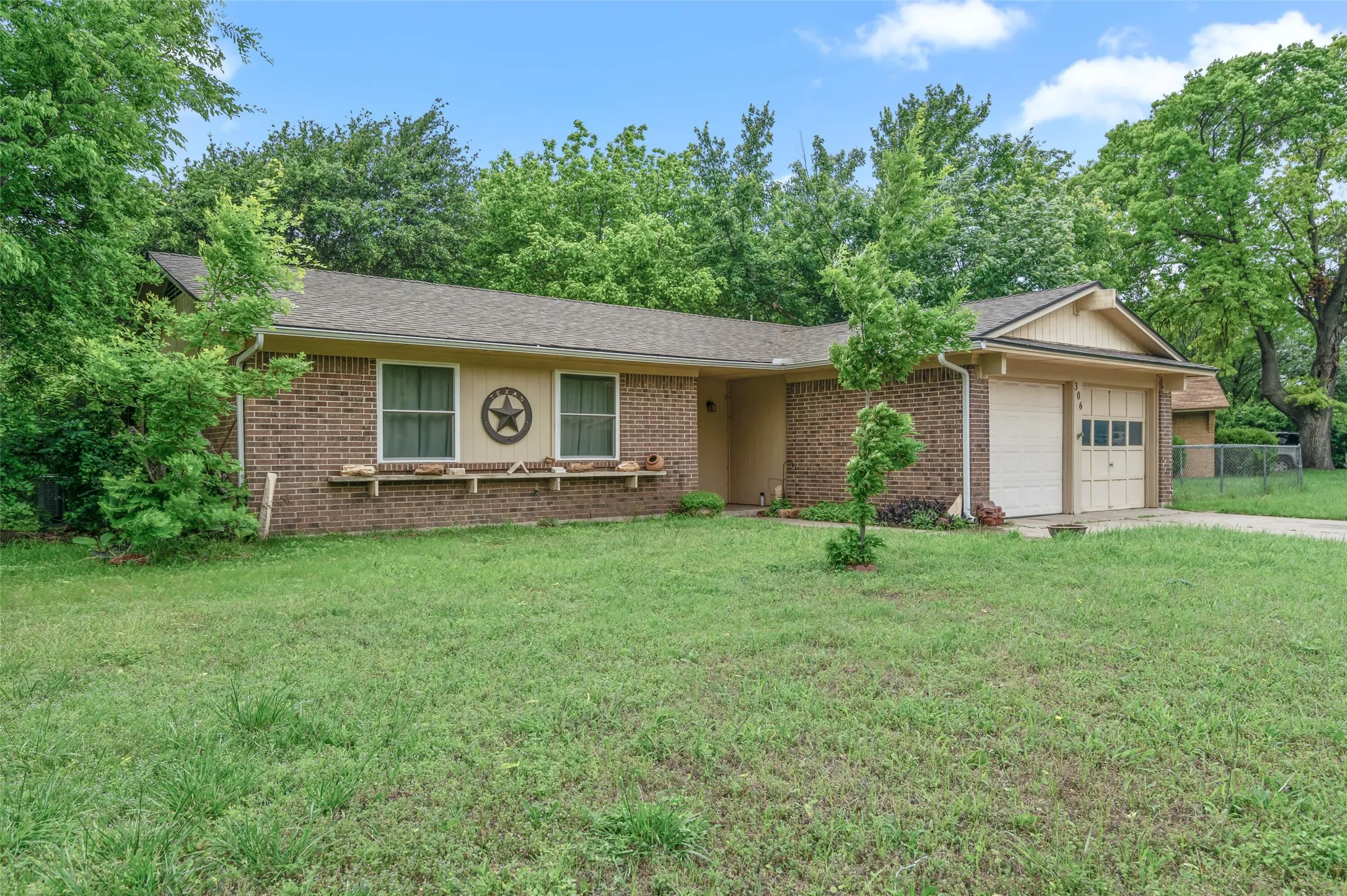 Single Family Residence For Sale in Denton County , 306 Bluebird Circle, Denton, Texas 76209, 3 Bedrooms, 2 Bathrooms, 2 Garage spaces, 1,294 Sqft, built in 1970, Preowned, Price $225,000, mls#21218557, Real Estate Agent in Denton, Homes For Sale in Denton county, Homes For Sale in Denton, Realtor in Denton Texas, Real Estate Brokerage Independent Realty Texas, Luminita Cordes Realtor