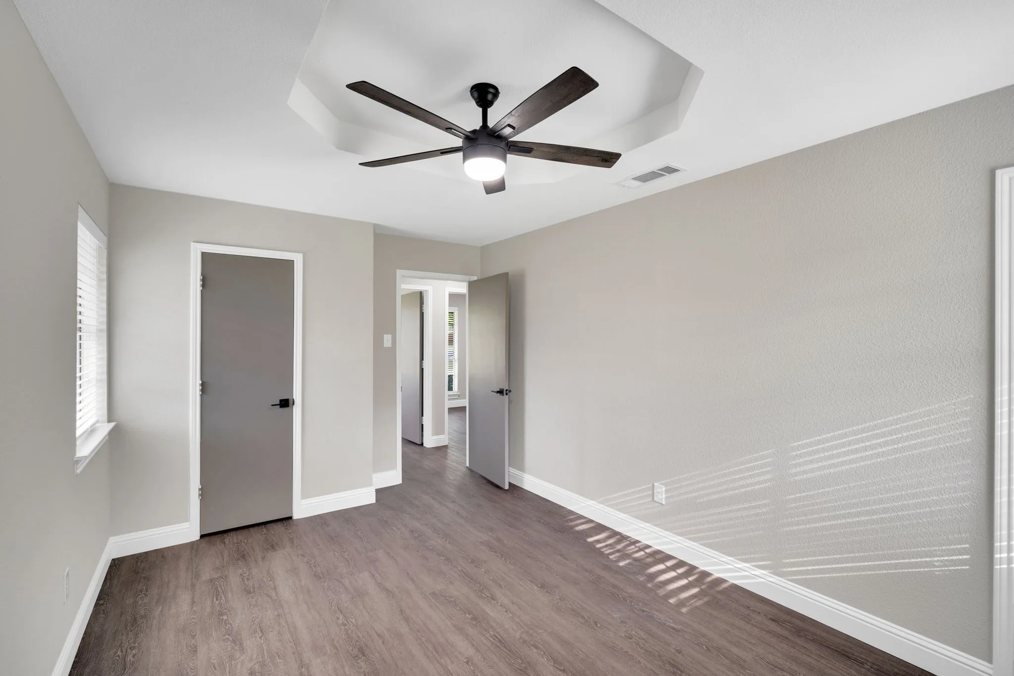 Single Family Residence For Sale in Ellis County , 104 Prairie View Lane, Red Oak, Texas 75154, 3 Bedroom, 2 Bathroom, 2 Garage spaces, 1,250 Sqft, built in 1982, Preowned, mls#21226121, Real Estate Agent in Red Oak, Homes For Sale in Ellis county, Homes For Sale in Red Oak, Realtor in Red Oak Texas, Real Estate Brokerage Independent Realty Texas, Luminita Cordes Realtor