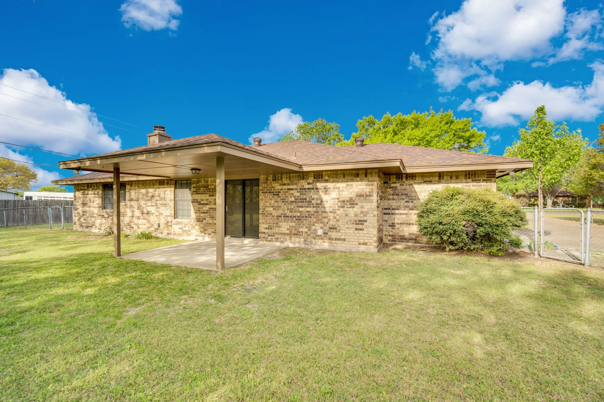 Single Family Residence For Sale in Ellis County , 104 Prairie View Lane, Red Oak, Texas 75154, 3 Bedroom, 2 Bathroom, 2 Garage spaces, 1,250 Sqft, built in 1982, Preowned, mls#21226121, Real Estate Agent in Red Oak, Homes For Sale in Ellis county, Homes For Sale in Red Oak, Realtor in Red Oak Texas, Real Estate Brokerage Independent Realty Texas, Luminita Cordes Realtor