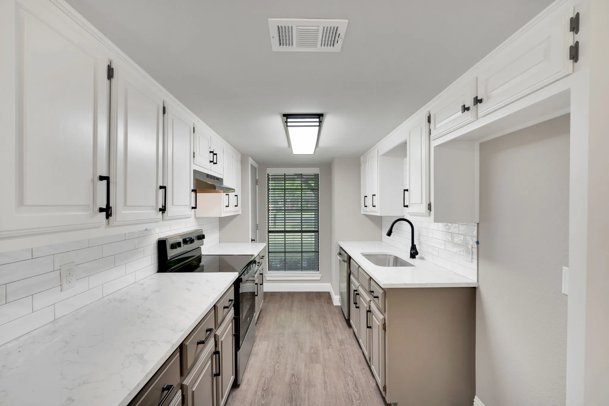Single Family Residence For Sale in Ellis County , 104 Prairie View Lane, Red Oak, Texas 75154, 3 Bedroom, 2 Bathroom, 2 Garage spaces, 1,250 Sqft, built in 1982, Preowned, mls#21226121, Real Estate Agent in Red Oak, Homes For Sale in Ellis county, Homes For Sale in Red Oak, Realtor in Red Oak Texas, Real Estate Brokerage Independent Realty Texas, Luminita Cordes Realtor