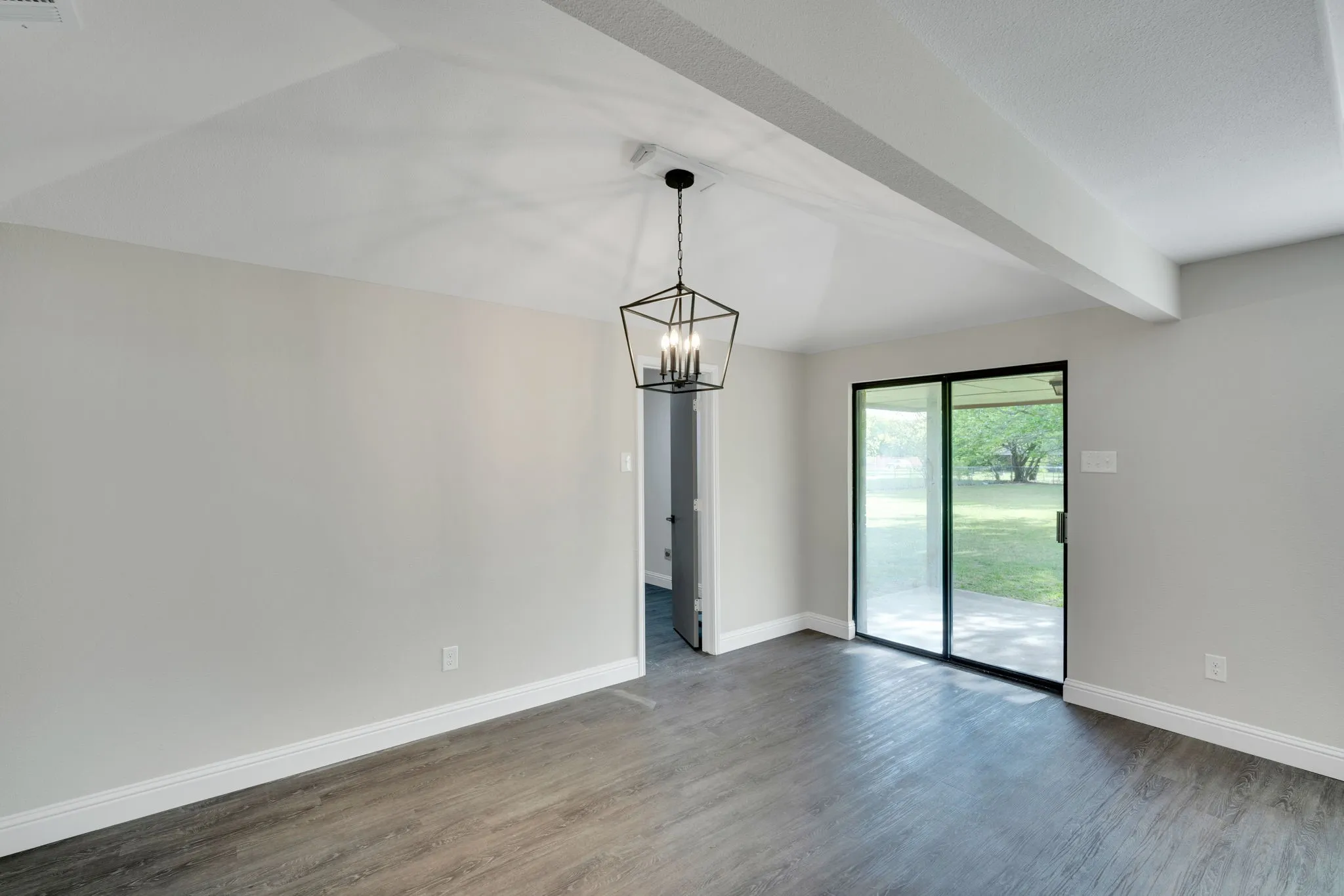 Single Family Residence For Sale in Ellis County , 104 Prairie View Lane, Red Oak, Texas 75154, 3 Bedroom, 2 Bathroom, 2 Garage spaces, 1,250 Sqft, built in 1982, Preowned, mls#21226121, Real Estate Agent in Red Oak, Homes For Sale in Ellis county, Homes For Sale in Red Oak, Realtor in Red Oak Texas, Real Estate Brokerage Independent Realty Texas, Luminita Cordes Realtor