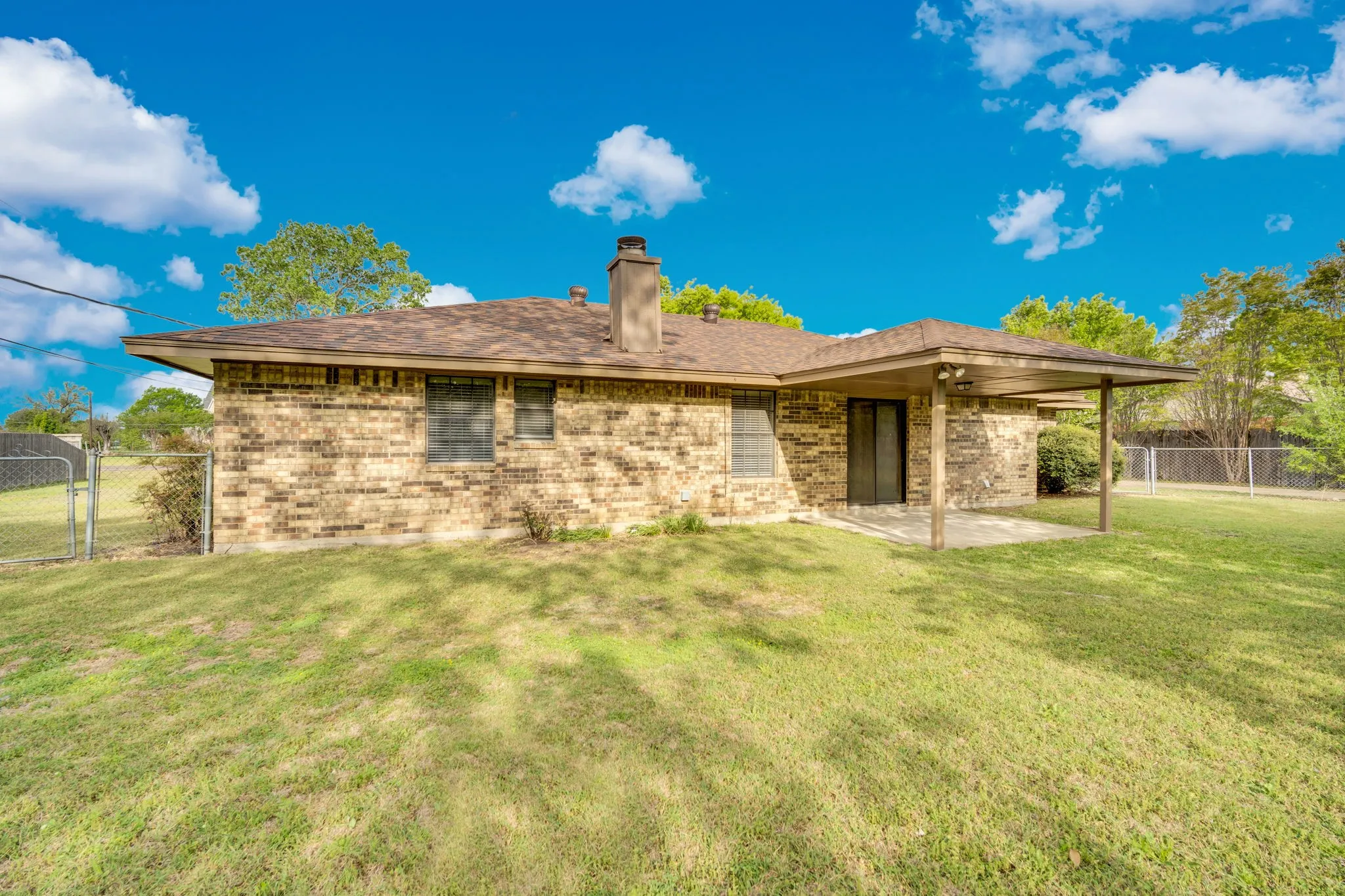 Single Family Residence For Sale in Ellis County , 104 Prairie View Lane, Red Oak, Texas 75154, 3 Bedroom, 2 Bathroom, 2 Garage spaces, 1,250 Sqft, built in 1982, Preowned, mls#21226121, Real Estate Agent in Red Oak, Homes For Sale in Ellis county, Homes For Sale in Red Oak, Realtor in Red Oak Texas, Real Estate Brokerage Independent Realty Texas, Luminita Cordes Realtor