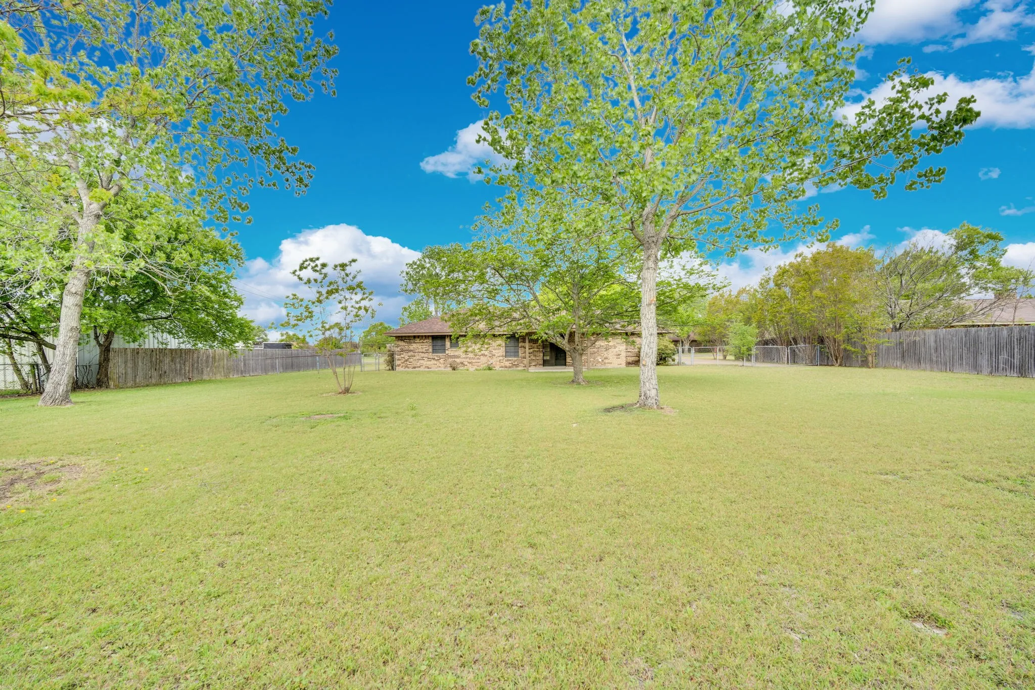 Single Family Residence For Sale in Ellis County , 104 Prairie View Lane, Red Oak, Texas 75154, 3 Bedroom, 2 Bathroom, 2 Garage spaces, 1,250 Sqft, built in 1982, Preowned, mls#21226121, Real Estate Agent in Red Oak, Homes For Sale in Ellis county, Homes For Sale in Red Oak, Realtor in Red Oak Texas, Real Estate Brokerage Independent Realty Texas, Luminita Cordes Realtor