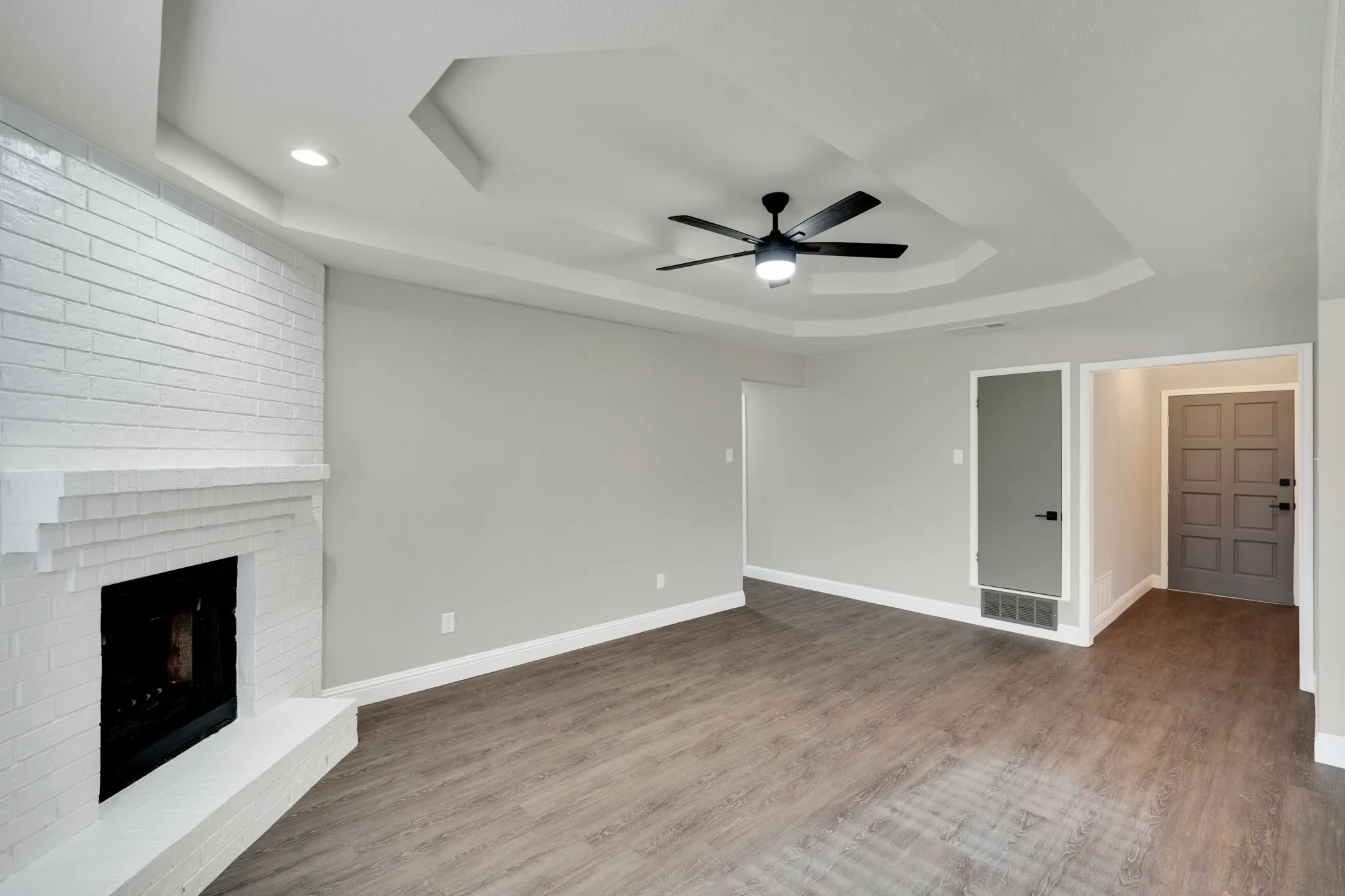 Single Family Residence For Sale in Ellis County , 104 Prairie View Lane, Red Oak, Texas 75154, 3 Bedroom, 2 Bathroom, 2 Garage spaces, 1,250 Sqft, built in 1982, Preowned, mls#21226121, Real Estate Agent in Red Oak, Homes For Sale in Ellis county, Homes For Sale in Red Oak, Realtor in Red Oak Texas, Real Estate Brokerage Independent Realty Texas, Luminita Cordes Realtor