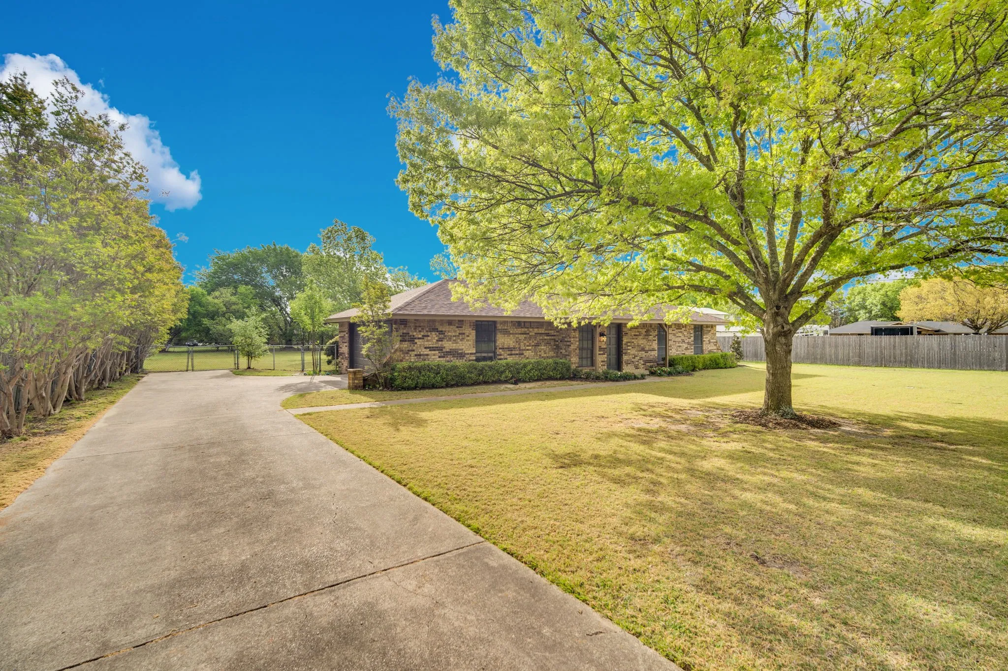 Single Family Residence For Sale in Ellis County , 104 Prairie View Lane, Red Oak, Texas 75154, 3 Bedroom, 2 Bathroom, 2 Garage spaces, 1,250 Sqft, built in 1982, Preowned, mls#21226121, Real Estate Agent in Red Oak, Homes For Sale in Ellis county, Homes For Sale in Red Oak, Realtor in Red Oak Texas, Real Estate Brokerage Independent Realty Texas, Luminita Cordes Realtor