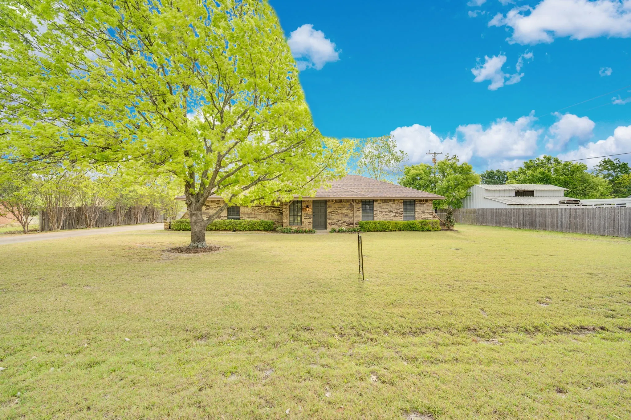 Single Family Residence For Sale in Ellis County , 104 Prairie View Lane, Red Oak, Texas 75154, 3 Bedroom, 2 Bathroom, 2 Garage spaces, 1,250 Sqft, built in 1982, Preowned, mls#21226121, Real Estate Agent in Red Oak, Homes For Sale in Ellis county, Homes For Sale in Red Oak, Realtor in Red Oak Texas, Real Estate Brokerage Independent Realty Texas, Luminita Cordes Realtor