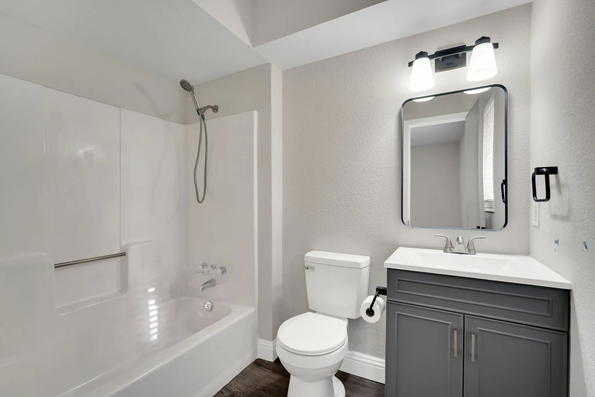 Single Family Residence For Sale in Ellis County , 104 Prairie View Lane, Red Oak, Texas 75154, 3 Bedroom, 2 Bathroom, 2 Garage spaces, 1,250 Sqft, built in 1982, Preowned, mls#21226121, Real Estate Agent in Red Oak, Homes For Sale in Ellis county, Homes For Sale in Red Oak, Realtor in Red Oak Texas, Real Estate Brokerage Independent Realty Texas, Luminita Cordes Realtor