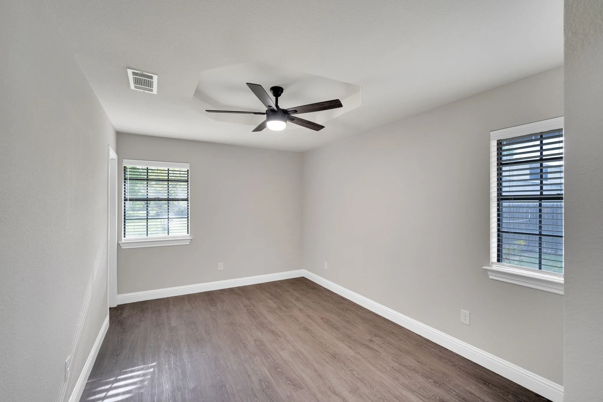 Single Family Residence For Sale in Ellis County , 104 Prairie View Lane, Red Oak, Texas 75154, 3 Bedroom, 2 Bathroom, 2 Garage spaces, 1,250 Sqft, built in 1982, Preowned, mls#21226121, Real Estate Agent in Red Oak, Homes For Sale in Ellis county, Homes For Sale in Red Oak, Realtor in Red Oak Texas, Real Estate Brokerage Independent Realty Texas, Luminita Cordes Realtor