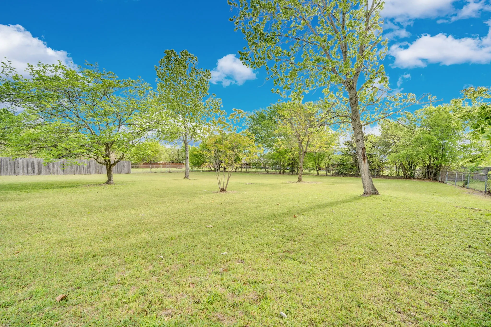Single Family Residence For Sale in Ellis County , 104 Prairie View Lane, Red Oak, Texas 75154, 3 Bedroom, 2 Bathroom, 2 Garage spaces, 1,250 Sqft, built in 1982, Preowned, mls#21226121, Real Estate Agent in Red Oak, Homes For Sale in Ellis county, Homes For Sale in Red Oak, Realtor in Red Oak Texas, Real Estate Brokerage Independent Realty Texas, Luminita Cordes Realtor