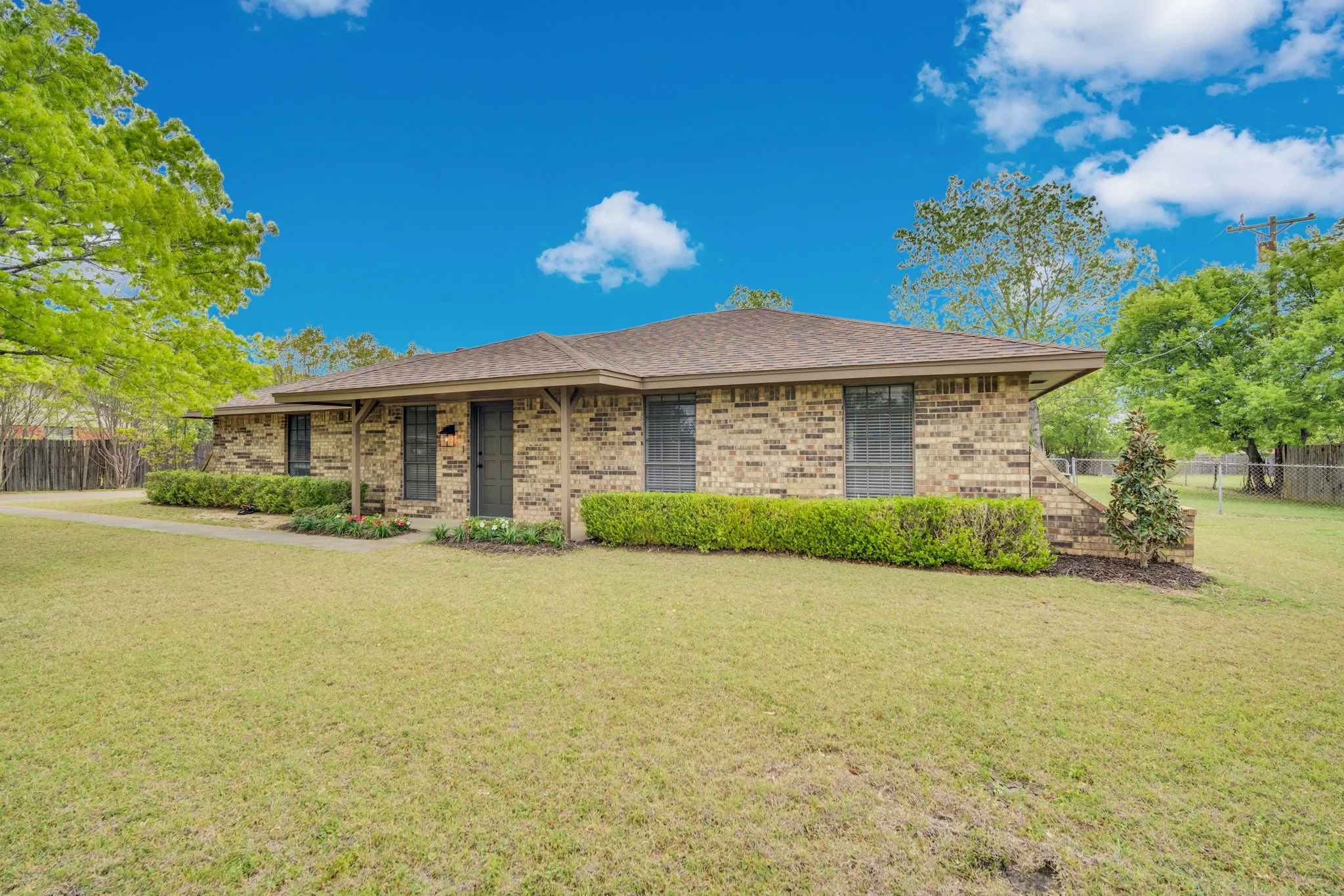 Single Family Residence For Sale in Ellis County , 104 Prairie View Lane, Red Oak, Texas 75154, 3 Bedroom, 2 Bathroom, 2 Garage spaces, 1,250 Sqft, built in 1982, Preowned, mls#21226121, Real Estate Agent in Red Oak, Homes For Sale in Ellis county, Homes For Sale in Red Oak, Realtor in Red Oak Texas, Real Estate Brokerage Independent Realty Texas, Luminita Cordes Realtor