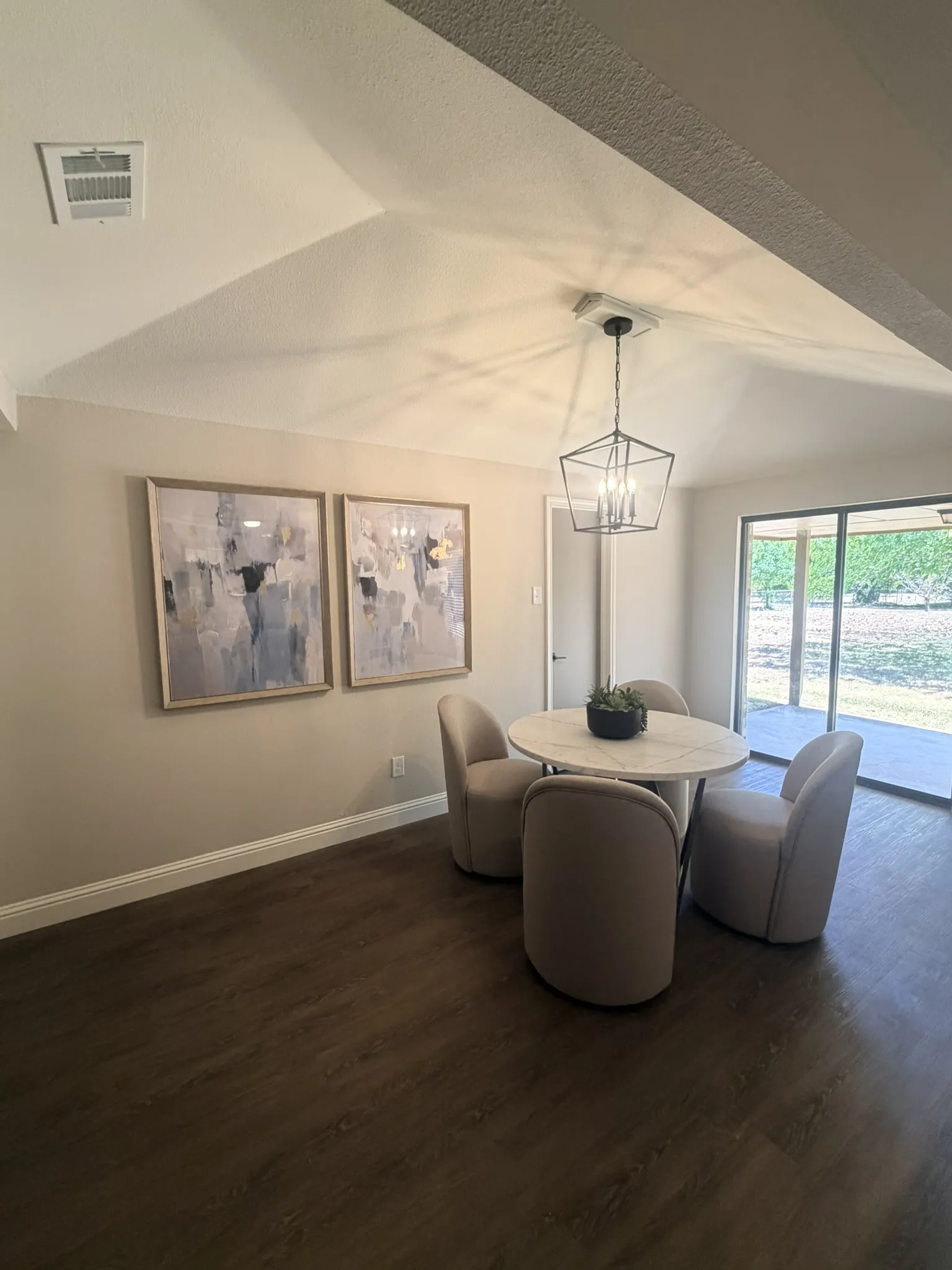 Single Family Residence For Sale in Ellis County , 104 Prairie View Lane, Red Oak, Texas 75154, 3 Bedroom, 2 Bathroom, 2 Garage spaces, 1,250 Sqft, built in 1982, Preowned, mls#21226121, Real Estate Agent in Red Oak, Homes For Sale in Ellis county, Homes For Sale in Red Oak, Realtor in Red Oak Texas, Real Estate Brokerage Independent Realty Texas, Luminita Cordes Realtor