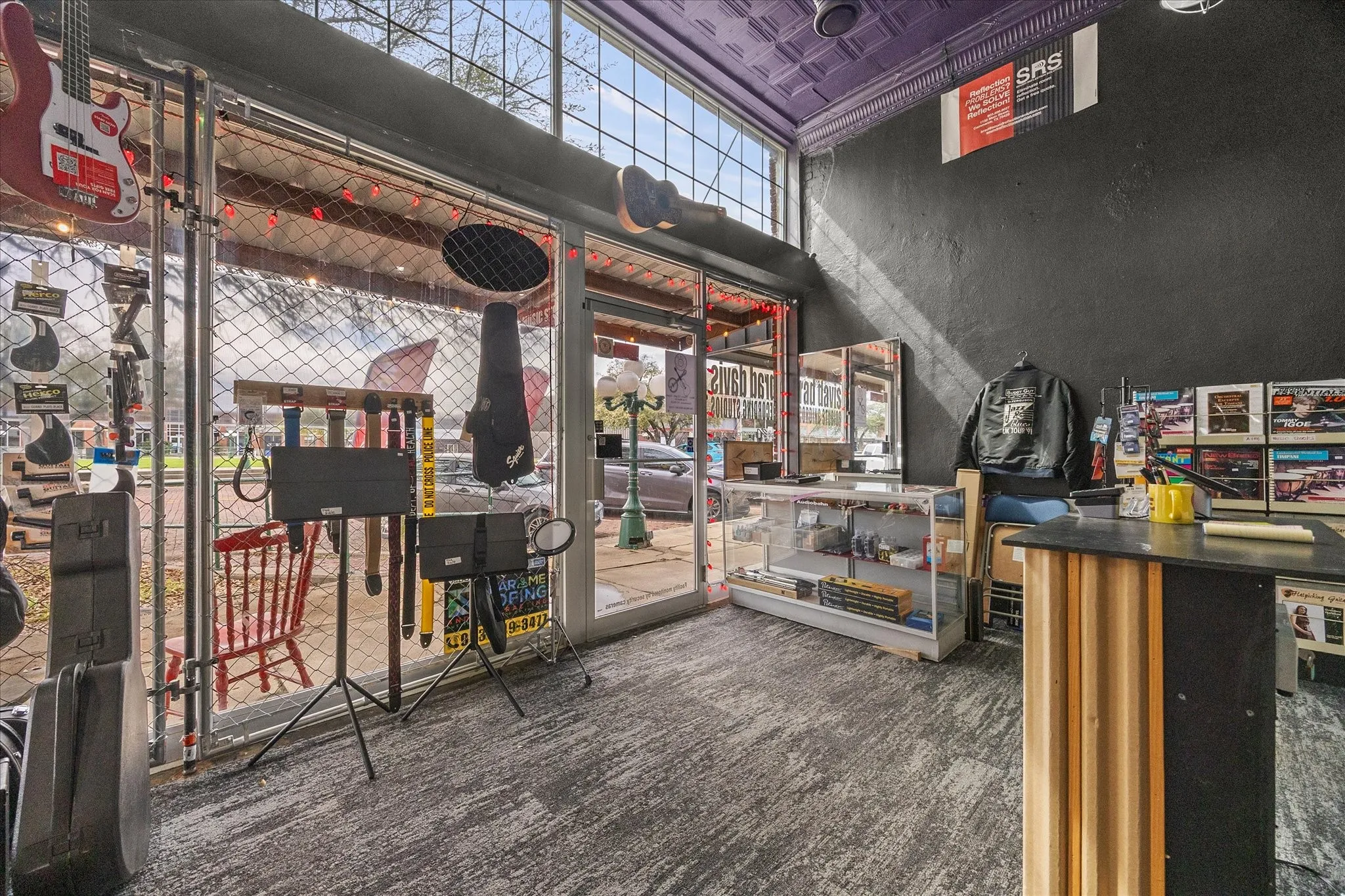 Light and bright store entry