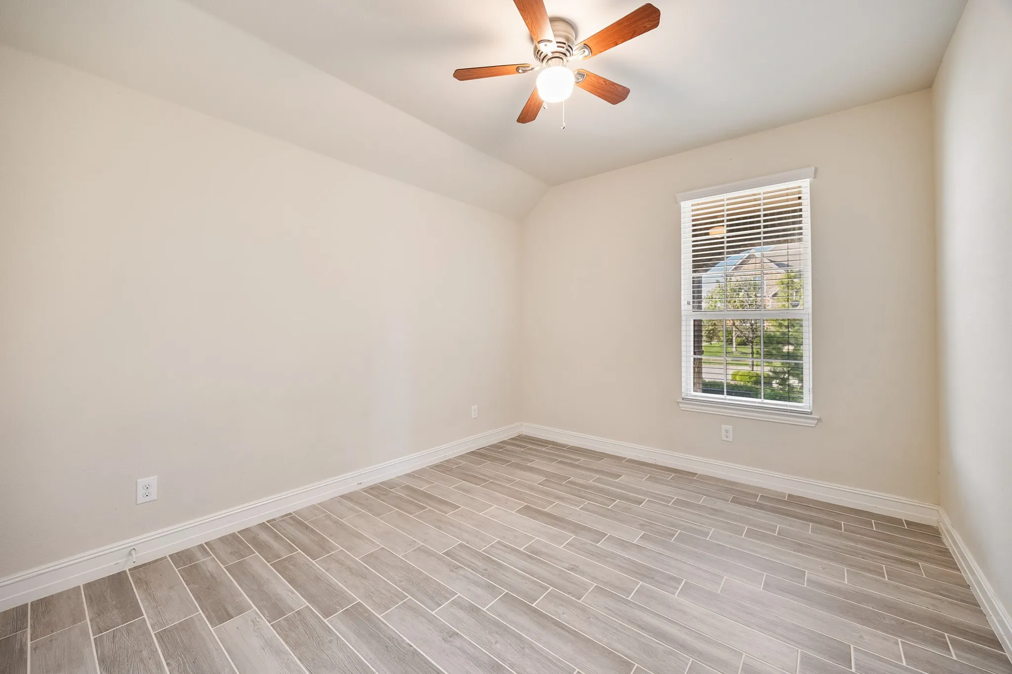 Single Family Residence For Sale in Tarrant County , 2100 Plamera Lane, Fort Worth, Texas 76131, 3 Bedroom, 2 Bathroom, 2 Garage spaces, 2,949 Sqft, built in 2014, Preowned, mls#21226715, Real Estate Agent in Fort Worth, Homes For Sale in Tarrant county, Homes For Sale in Fort Worth, Realtor in Fort Worth Texas, Real Estate Brokerage Independent Realty Texas, Luminita Cordes Realtor