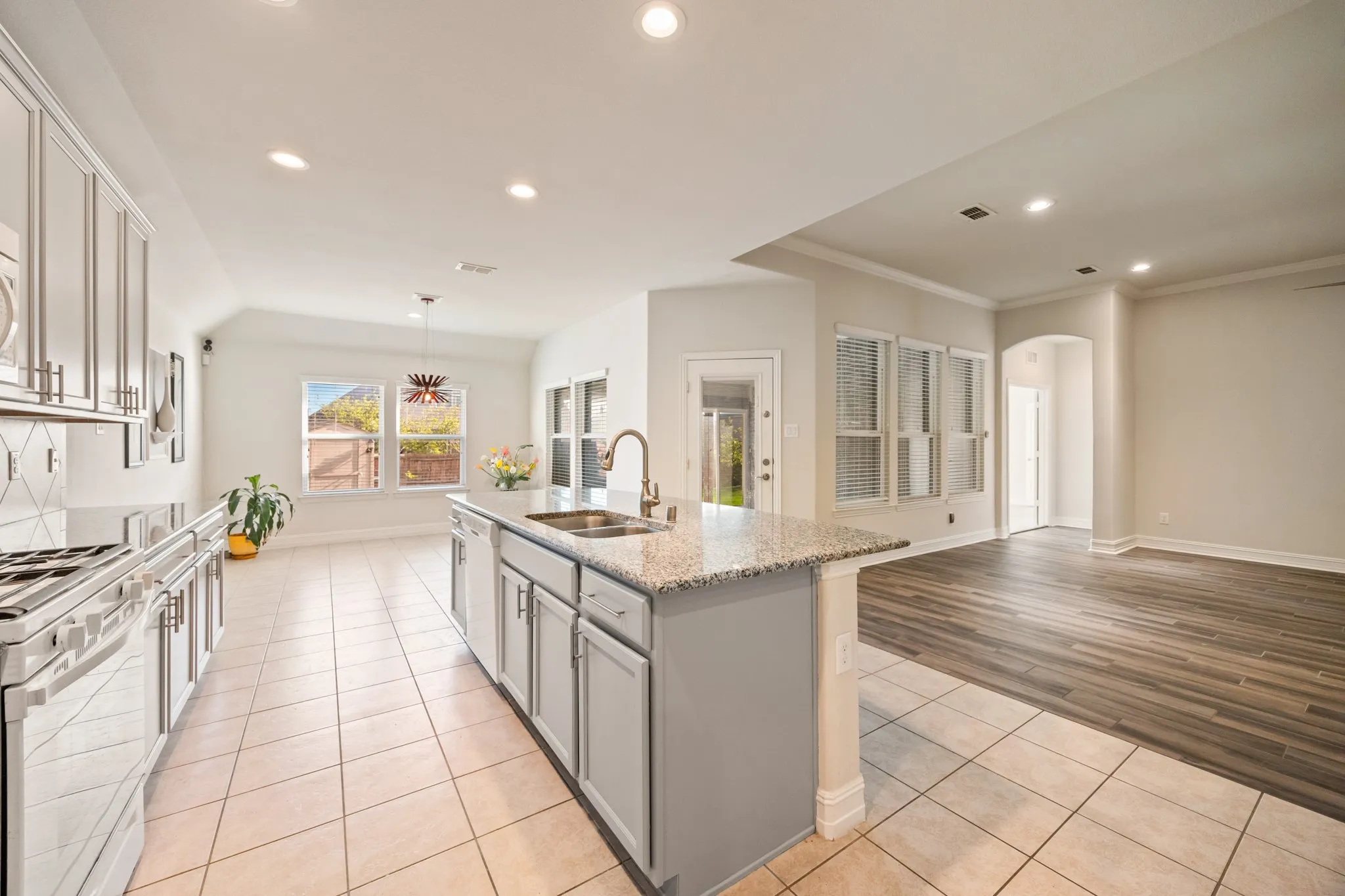 Single Family Residence For Sale in Tarrant County , 2100 Plamera Lane, Fort Worth, Texas 76131, 3 Bedroom, 2 Bathroom, 2 Garage spaces, 2,949 Sqft, built in 2014, Preowned, mls#21226715, Real Estate Agent in Fort Worth, Homes For Sale in Tarrant county, Homes For Sale in Fort Worth, Realtor in Fort Worth Texas, Real Estate Brokerage Independent Realty Texas, Luminita Cordes Realtor