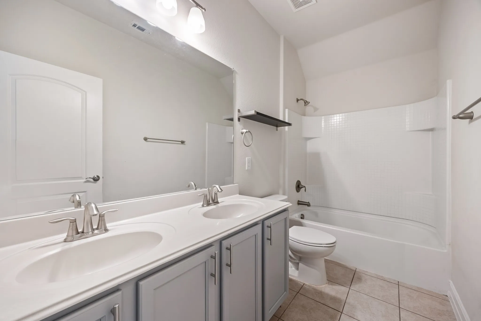Single Family Residence For Sale in Tarrant County , 2100 Plamera Lane, Fort Worth, Texas 76131, 3 Bedroom, 2 Bathroom, 2 Garage spaces, 2,949 Sqft, built in 2014, Preowned, mls#21226715, Real Estate Agent in Fort Worth, Homes For Sale in Tarrant county, Homes For Sale in Fort Worth, Realtor in Fort Worth Texas, Real Estate Brokerage Independent Realty Texas, Luminita Cordes Realtor