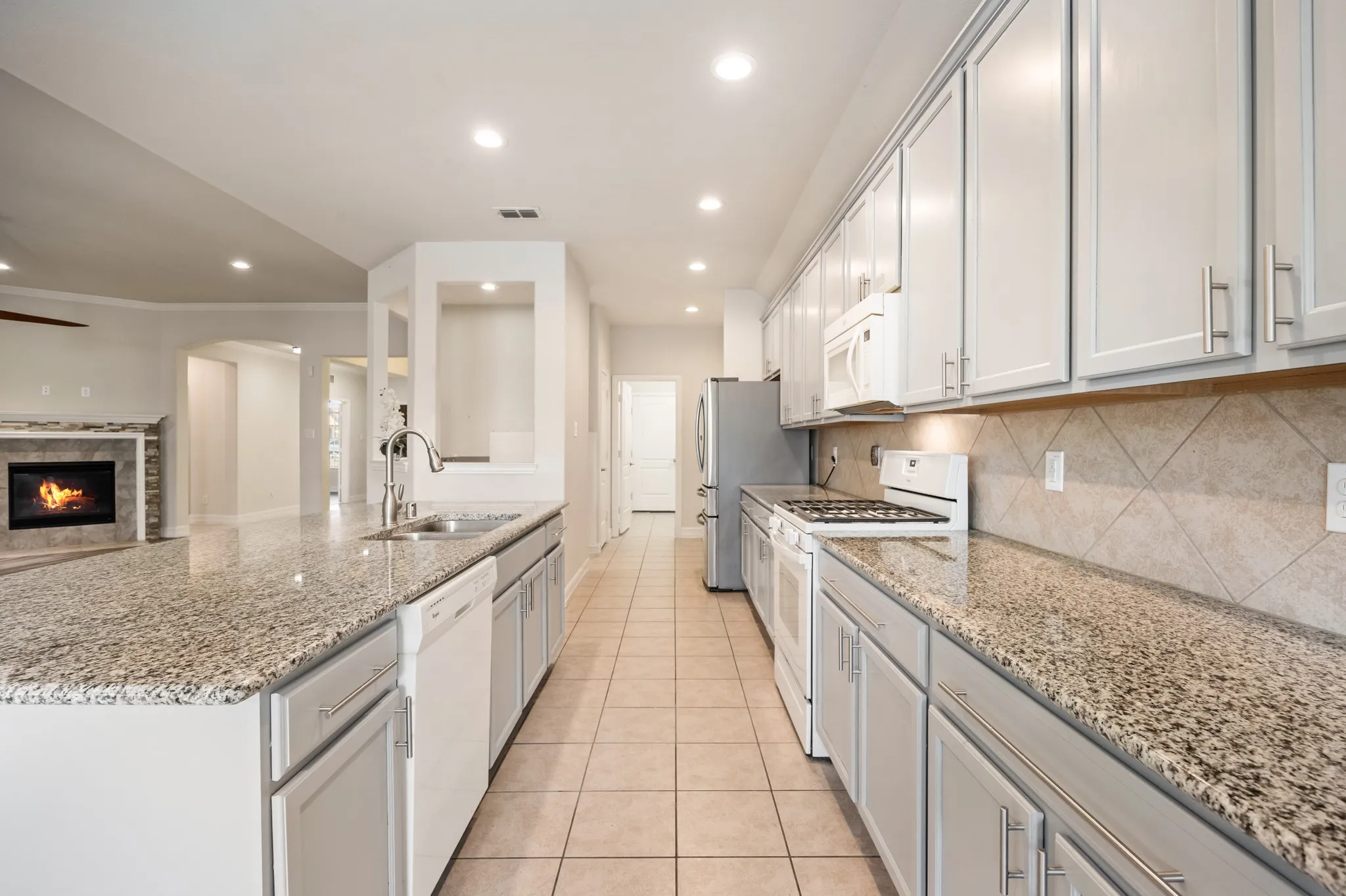 Single Family Residence For Sale in Tarrant County , 2100 Plamera Lane, Fort Worth, Texas 76131, 3 Bedroom, 2 Bathroom, 2 Garage spaces, 2,949 Sqft, built in 2014, Preowned, mls#21226715, Real Estate Agent in Fort Worth, Homes For Sale in Tarrant county, Homes For Sale in Fort Worth, Realtor in Fort Worth Texas, Real Estate Brokerage Independent Realty Texas, Luminita Cordes Realtor
