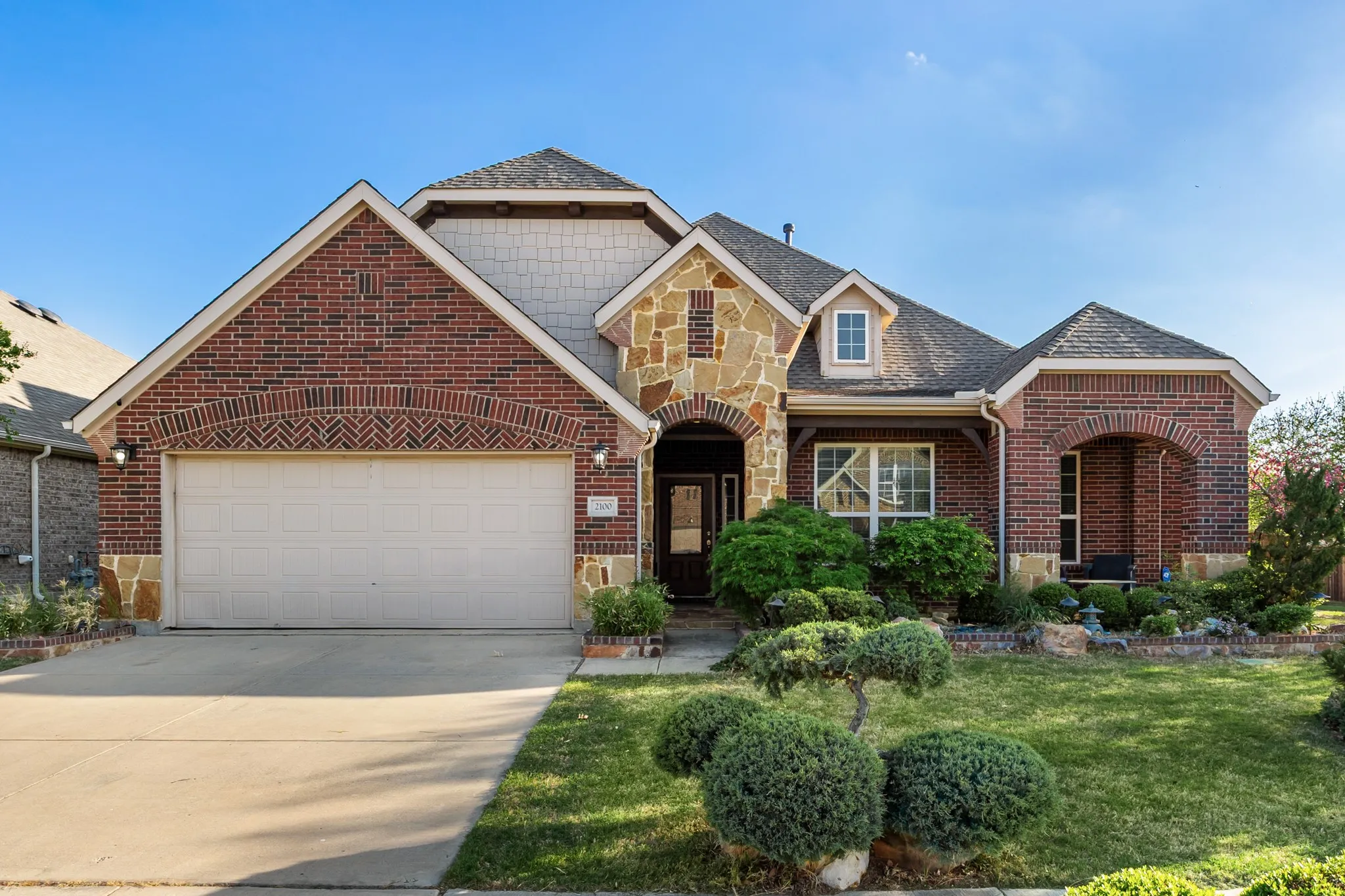 Single Family Residence For Sale in Tarrant County , 2100 Plamera Lane, Fort Worth, Texas 76131, 3 Bedroom, 2 Bathroom, 2 Garage spaces, 2,949 Sqft, built in 2014, Preowned, mls#21226715, Real Estate Agent in Fort Worth, Homes For Sale in Tarrant county, Homes For Sale in Fort Worth, Realtor in Fort Worth Texas, Real Estate Brokerage Independent Realty Texas, Luminita Cordes Realtor