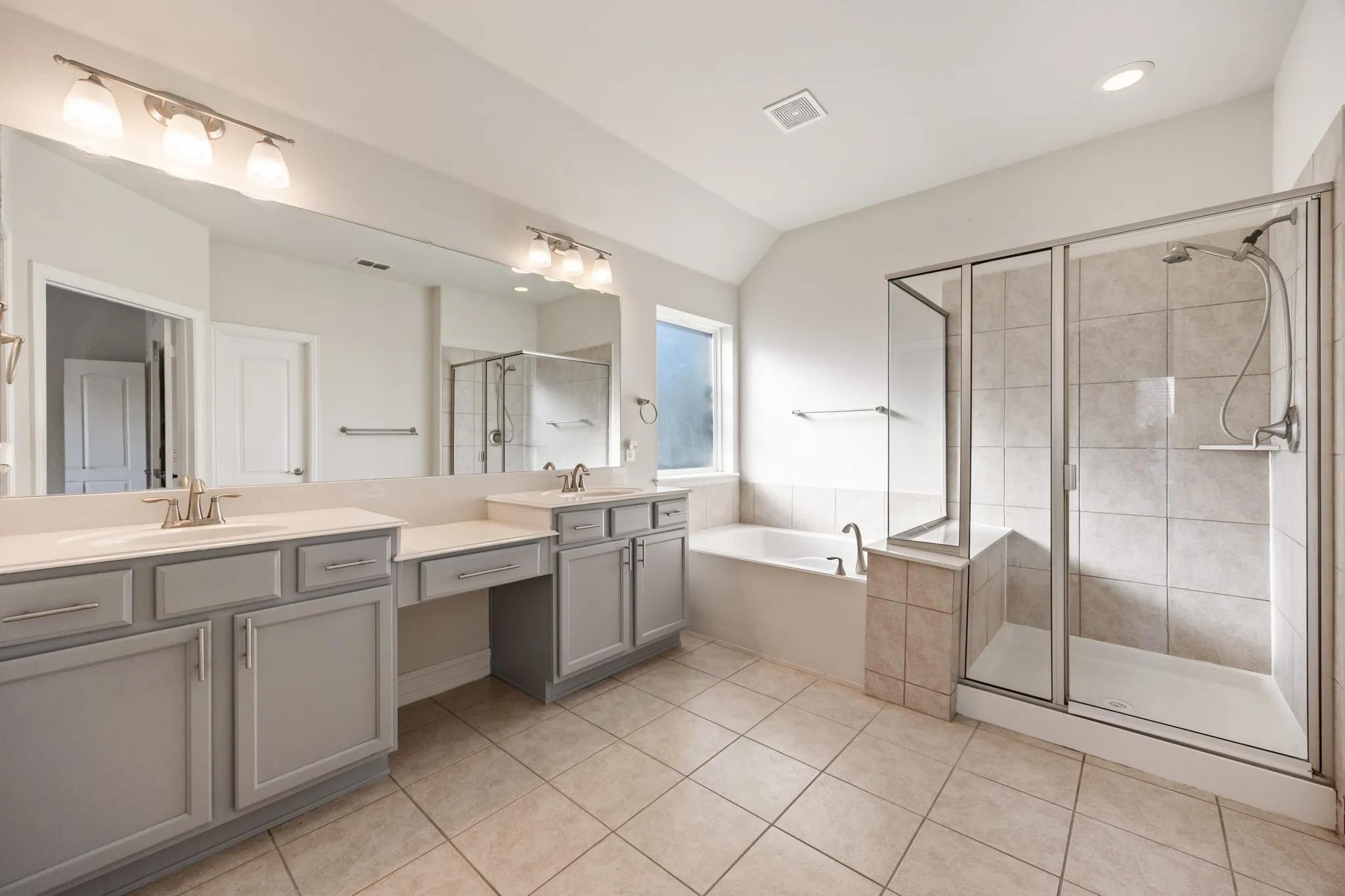 Single Family Residence For Sale in Tarrant County , 2100 Plamera Lane, Fort Worth, Texas 76131, 3 Bedroom, 2 Bathroom, 2 Garage spaces, 2,949 Sqft, built in 2014, Preowned, mls#21226715, Real Estate Agent in Fort Worth, Homes For Sale in Tarrant county, Homes For Sale in Fort Worth, Realtor in Fort Worth Texas, Real Estate Brokerage Independent Realty Texas, Luminita Cordes Realtor