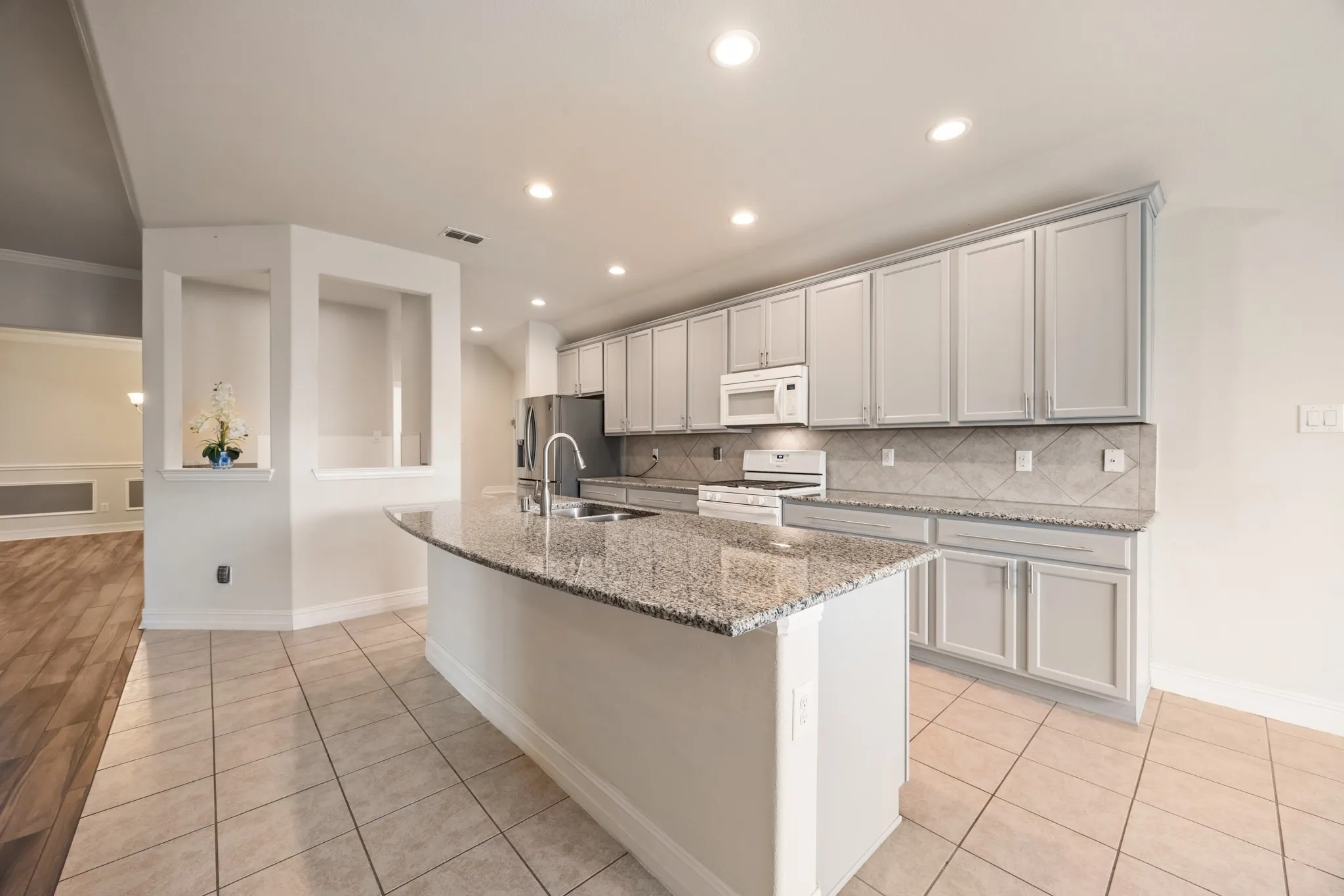 Single Family Residence For Sale in Tarrant County , 2100 Plamera Lane, Fort Worth, Texas 76131, 3 Bedroom, 2 Bathroom, 2 Garage spaces, 2,949 Sqft, built in 2014, Preowned, mls#21226715, Real Estate Agent in Fort Worth, Homes For Sale in Tarrant county, Homes For Sale in Fort Worth, Realtor in Fort Worth Texas, Real Estate Brokerage Independent Realty Texas, Luminita Cordes Realtor