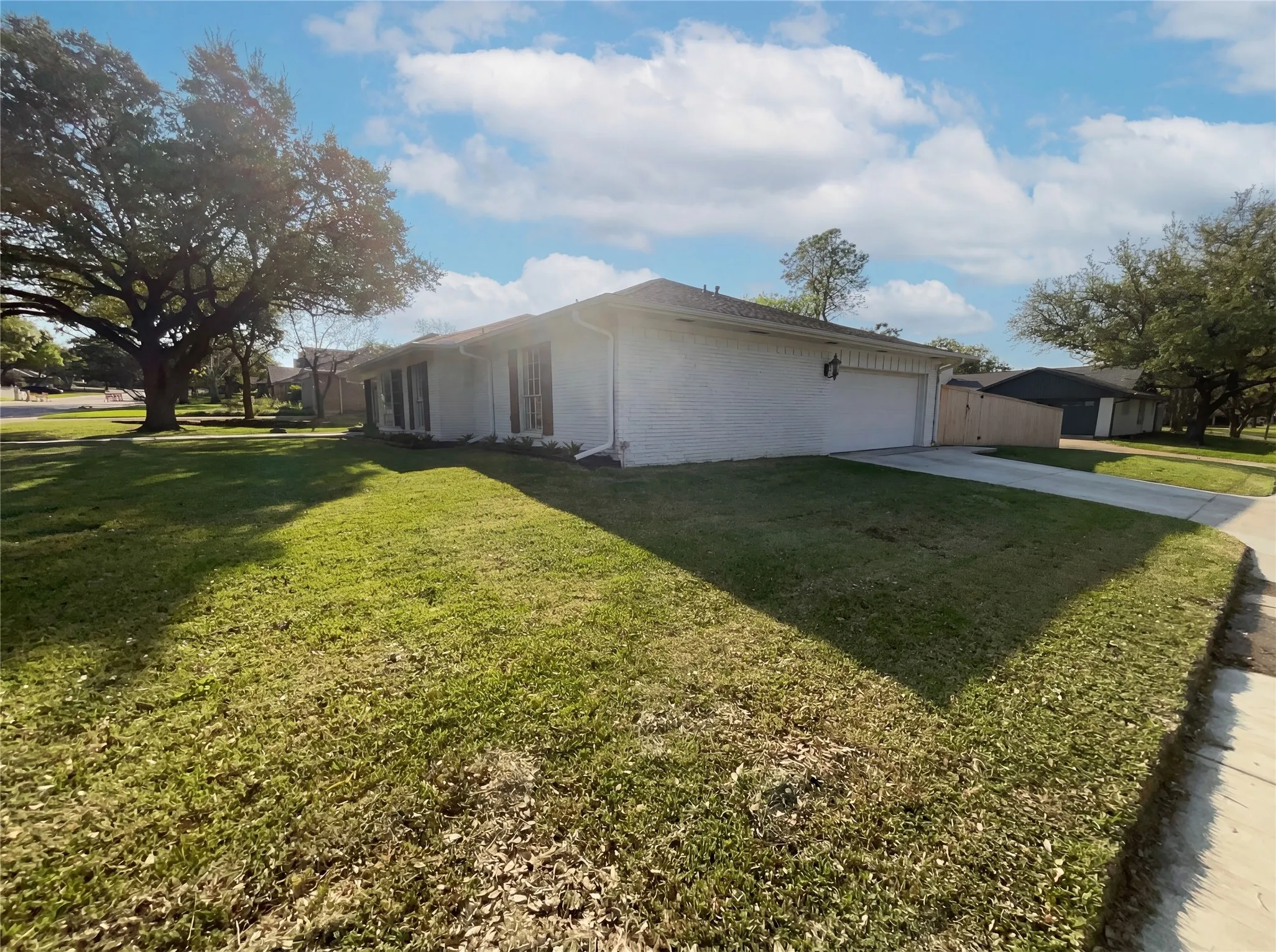 Single Family Residence For Sale in Dallas County , 2800 N Surrey Drive, Carrollton, Texas 75006, 4 Bedroom, 3 Bathroom, 2 Garage spaces, 2,217 Sqft, built in 1971, Preowned, mls#21226917, Real Estate Agent in Carrollton, Homes For Sale in Dallas county, Homes For Sale in Carrollton, Realtor in Carrollton Texas, Real Estate Brokerage Independent Realty Texas, Luminita Cordes Realtor