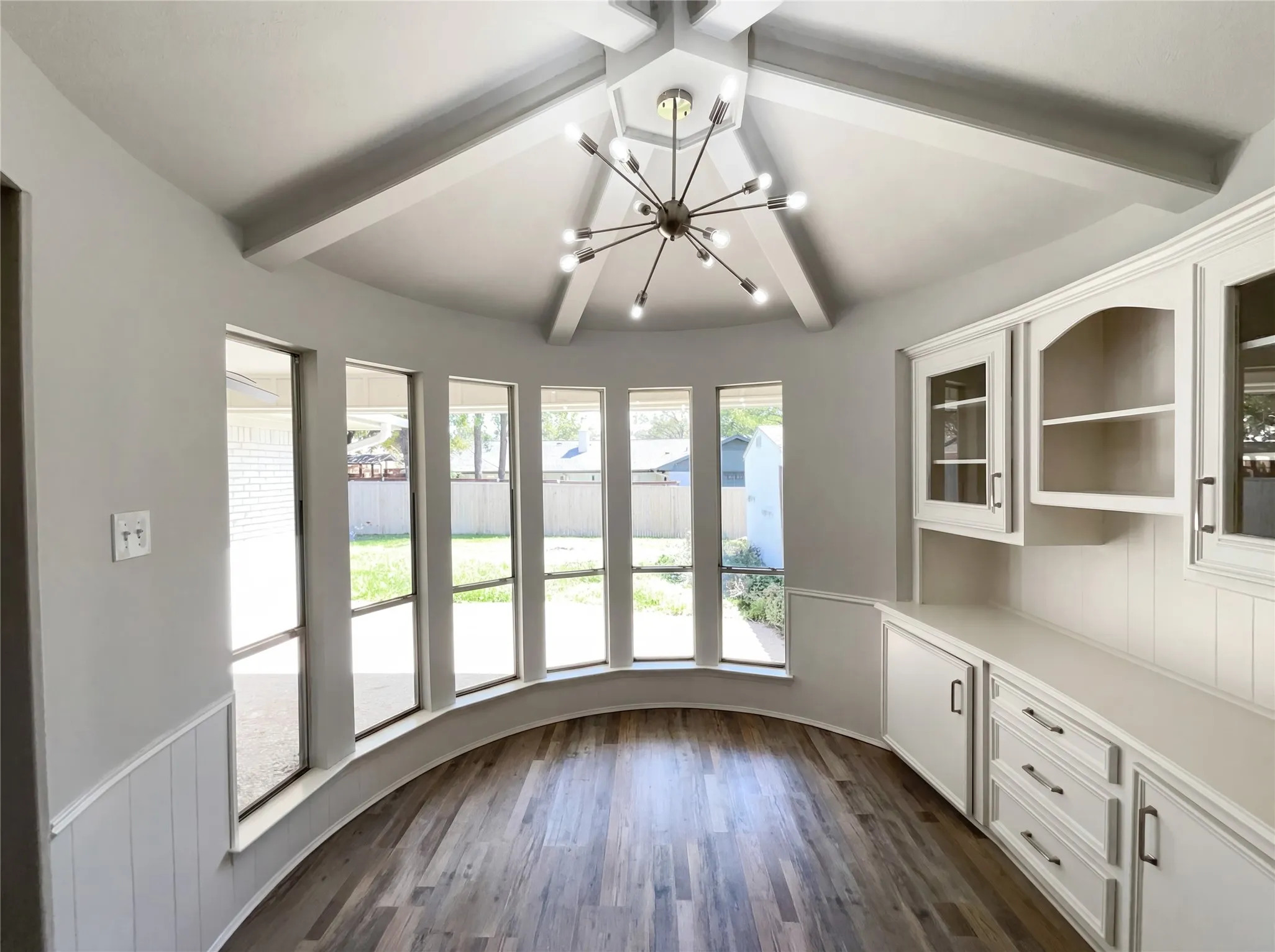 Single Family Residence For Sale in Dallas County , 2800 N Surrey Drive, Carrollton, Texas 75006, 4 Bedroom, 3 Bathroom, 2 Garage spaces, 2,217 Sqft, built in 1971, Preowned, mls#21226917, Real Estate Agent in Carrollton, Homes For Sale in Dallas county, Homes For Sale in Carrollton, Realtor in Carrollton Texas, Real Estate Brokerage Independent Realty Texas, Luminita Cordes Realtor