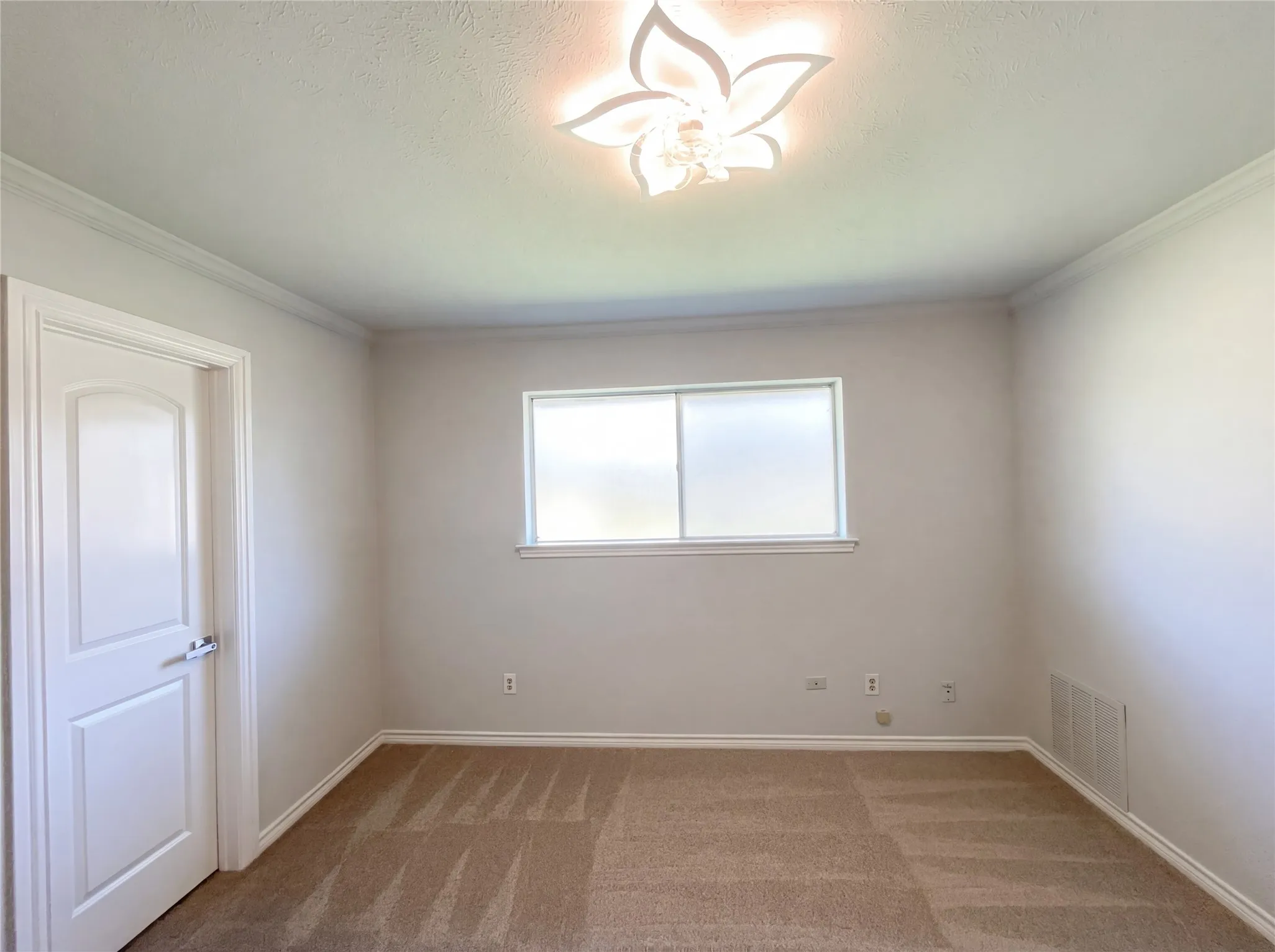 Single Family Residence For Sale in Dallas County , 2800 N Surrey Drive, Carrollton, Texas 75006, 4 Bedroom, 3 Bathroom, 2 Garage spaces, 2,217 Sqft, built in 1971, Preowned, mls#21226917, Real Estate Agent in Carrollton, Homes For Sale in Dallas county, Homes For Sale in Carrollton, Realtor in Carrollton Texas, Real Estate Brokerage Independent Realty Texas, Luminita Cordes Realtor
