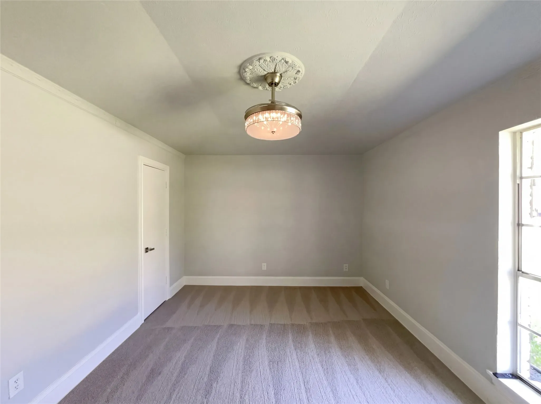 Single Family Residence For Sale in Dallas County , 2800 N Surrey Drive, Carrollton, Texas 75006, 4 Bedroom, 3 Bathroom, 2 Garage spaces, 2,217 Sqft, built in 1971, Preowned, mls#21226917, Real Estate Agent in Carrollton, Homes For Sale in Dallas county, Homes For Sale in Carrollton, Realtor in Carrollton Texas, Real Estate Brokerage Independent Realty Texas, Luminita Cordes Realtor