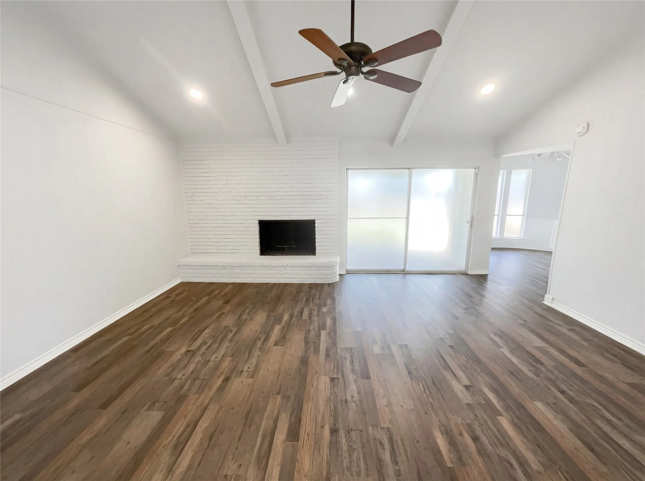 Single Family Residence For Sale in Dallas County , 2800 N Surrey Drive, Carrollton, Texas 75006, 4 Bedroom, 3 Bathroom, 2 Garage spaces, 2,217 Sqft, built in 1971, Preowned, mls#21226917, Real Estate Agent in Carrollton, Homes For Sale in Dallas county, Homes For Sale in Carrollton, Realtor in Carrollton Texas, Real Estate Brokerage Independent Realty Texas, Luminita Cordes Realtor