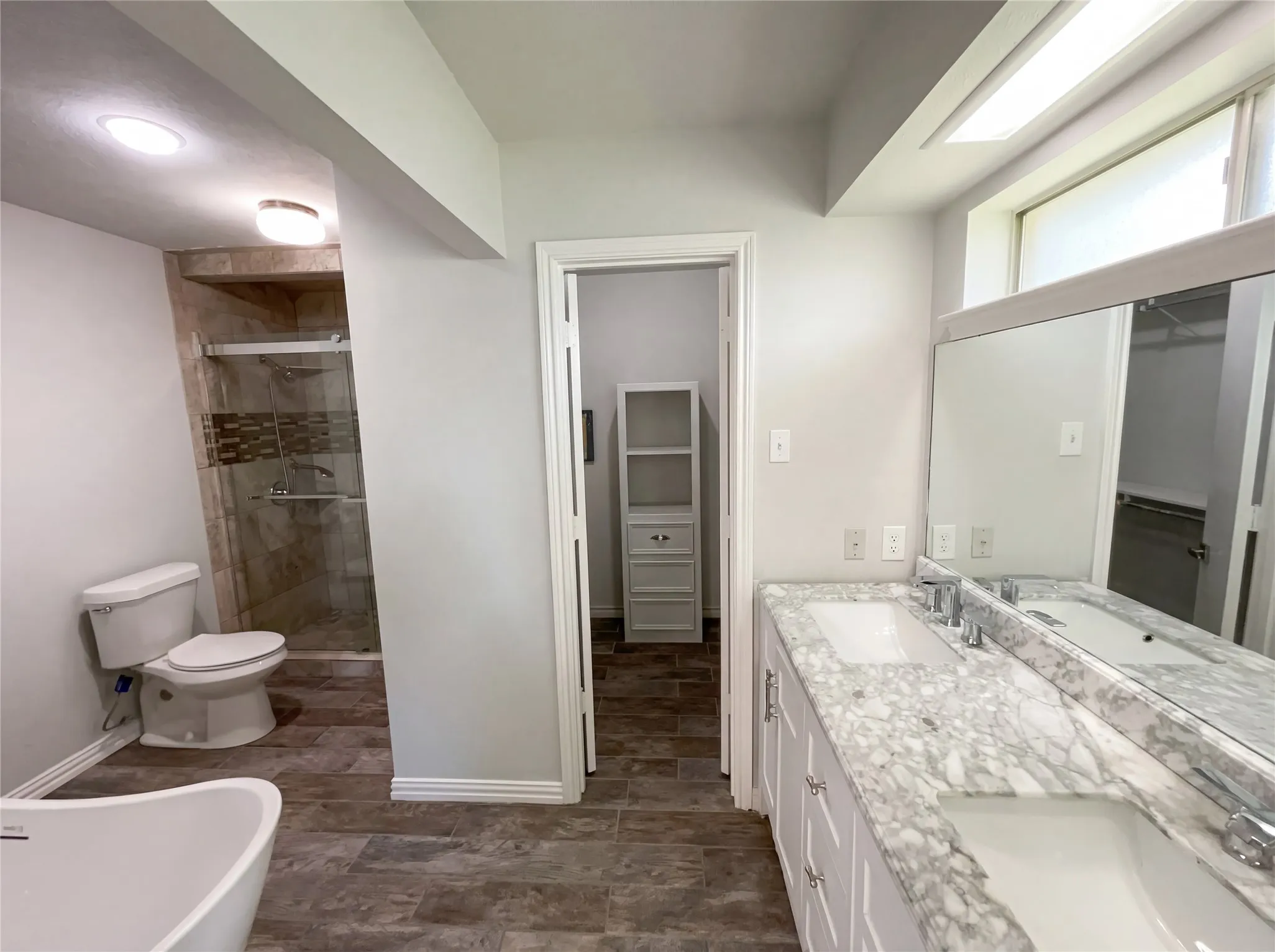 Single Family Residence For Sale in Dallas County , 2800 N Surrey Drive, Carrollton, Texas 75006, 4 Bedroom, 3 Bathroom, 2 Garage spaces, 2,217 Sqft, built in 1971, Preowned, mls#21226917, Real Estate Agent in Carrollton, Homes For Sale in Dallas county, Homes For Sale in Carrollton, Realtor in Carrollton Texas, Real Estate Brokerage Independent Realty Texas, Luminita Cordes Realtor