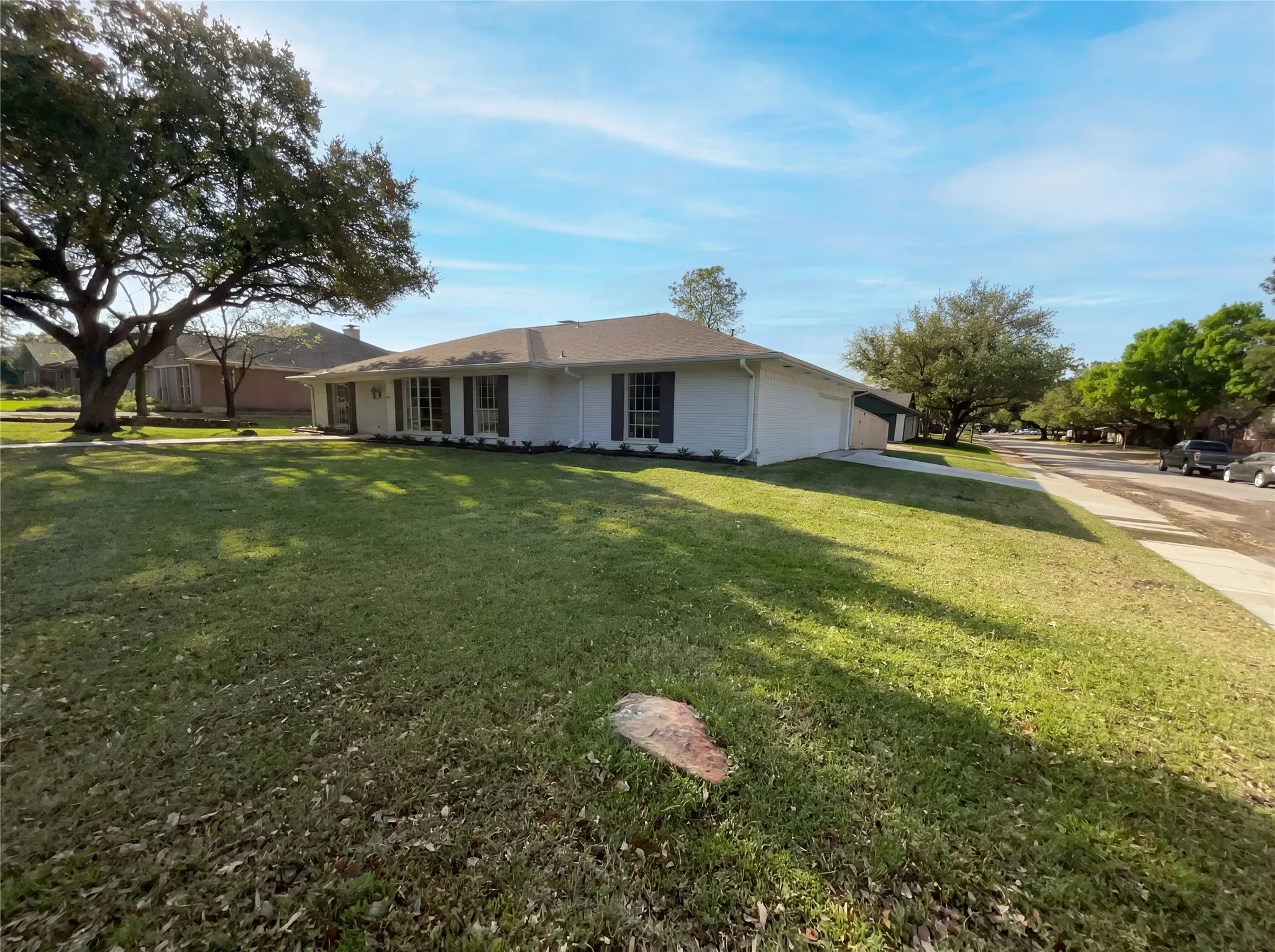 Single Family Residence For Sale in Dallas County , 2800 N Surrey Drive, Carrollton, Texas 75006, 4 Bedroom, 3 Bathroom, 2 Garage spaces, 2,217 Sqft, built in 1971, Preowned, mls#21226917, Real Estate Agent in Carrollton, Homes For Sale in Dallas county, Homes For Sale in Carrollton, Realtor in Carrollton Texas, Real Estate Brokerage Independent Realty Texas, Luminita Cordes Realtor