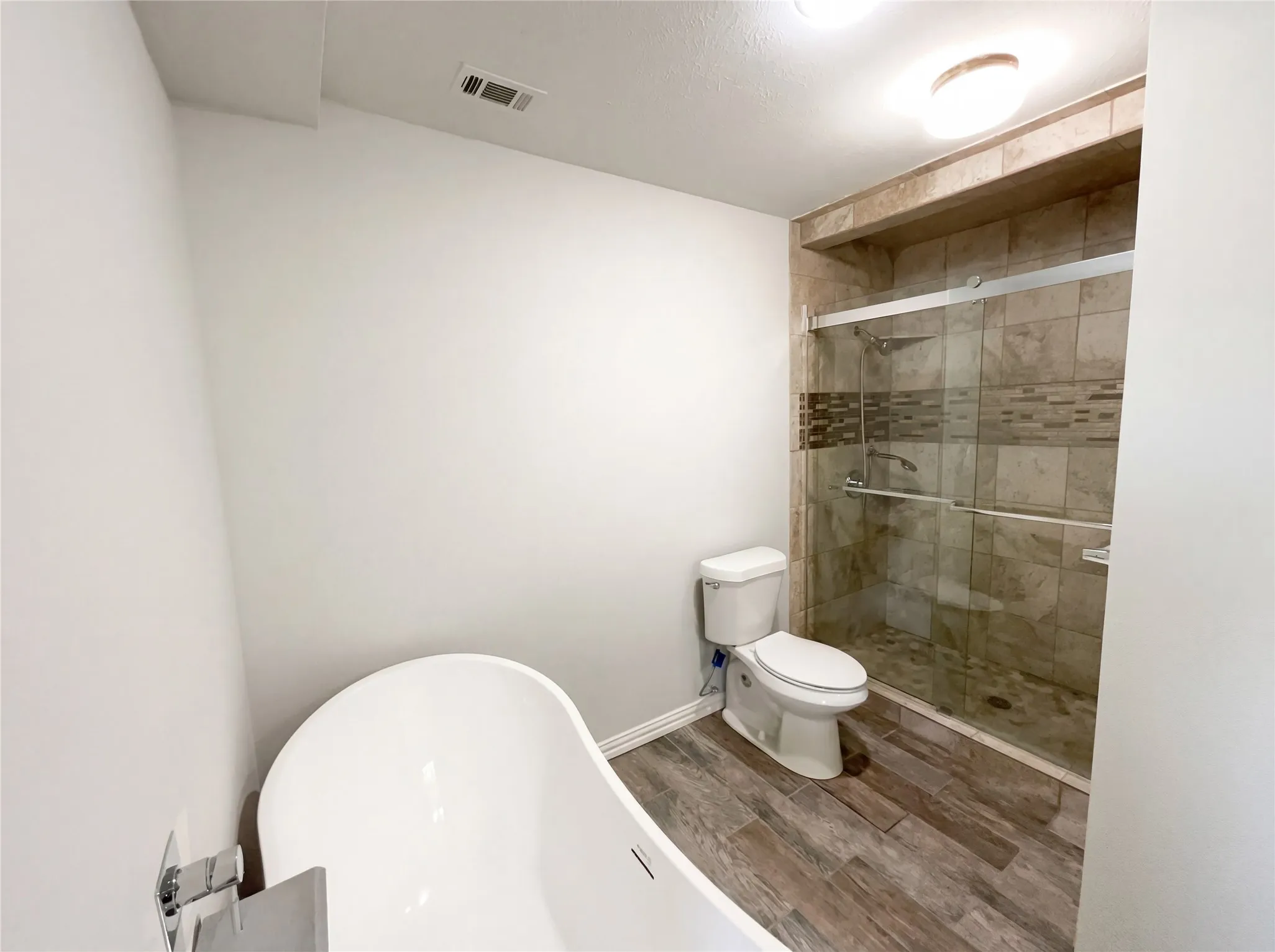 Single Family Residence For Sale in Dallas County , 2800 N Surrey Drive, Carrollton, Texas 75006, 4 Bedroom, 3 Bathroom, 2 Garage spaces, 2,217 Sqft, built in 1971, Preowned, mls#21226917, Real Estate Agent in Carrollton, Homes For Sale in Dallas county, Homes For Sale in Carrollton, Realtor in Carrollton Texas, Real Estate Brokerage Independent Realty Texas, Luminita Cordes Realtor