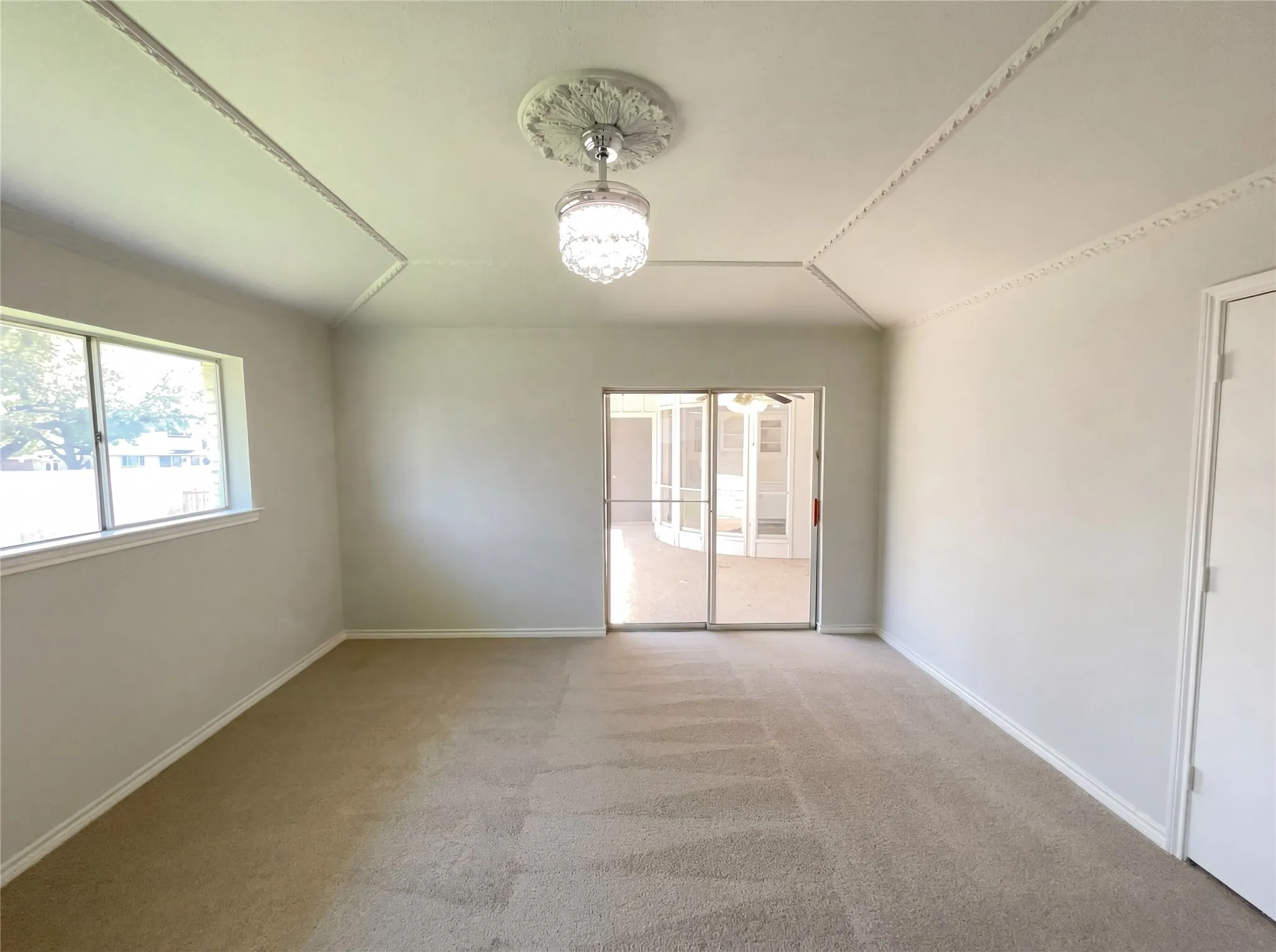 Single Family Residence For Sale in Dallas County , 2800 N Surrey Drive, Carrollton, Texas 75006, 4 Bedroom, 3 Bathroom, 2 Garage spaces, 2,217 Sqft, built in 1971, Preowned, mls#21226917, Real Estate Agent in Carrollton, Homes For Sale in Dallas county, Homes For Sale in Carrollton, Realtor in Carrollton Texas, Real Estate Brokerage Independent Realty Texas, Luminita Cordes Realtor