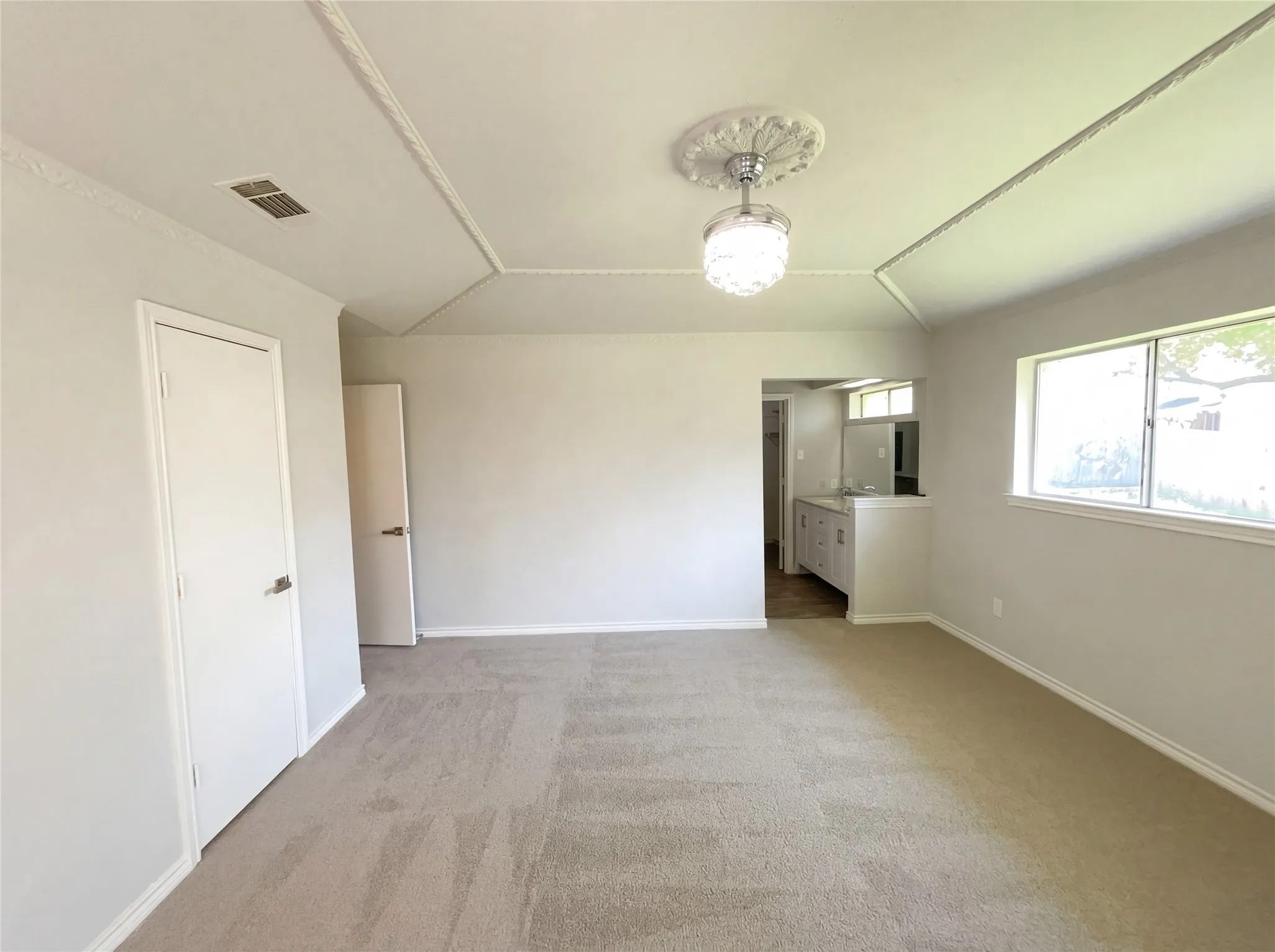 Single Family Residence For Sale in Dallas County , 2800 N Surrey Drive, Carrollton, Texas 75006, 4 Bedroom, 3 Bathroom, 2 Garage spaces, 2,217 Sqft, built in 1971, Preowned, mls#21226917, Real Estate Agent in Carrollton, Homes For Sale in Dallas county, Homes For Sale in Carrollton, Realtor in Carrollton Texas, Real Estate Brokerage Independent Realty Texas, Luminita Cordes Realtor