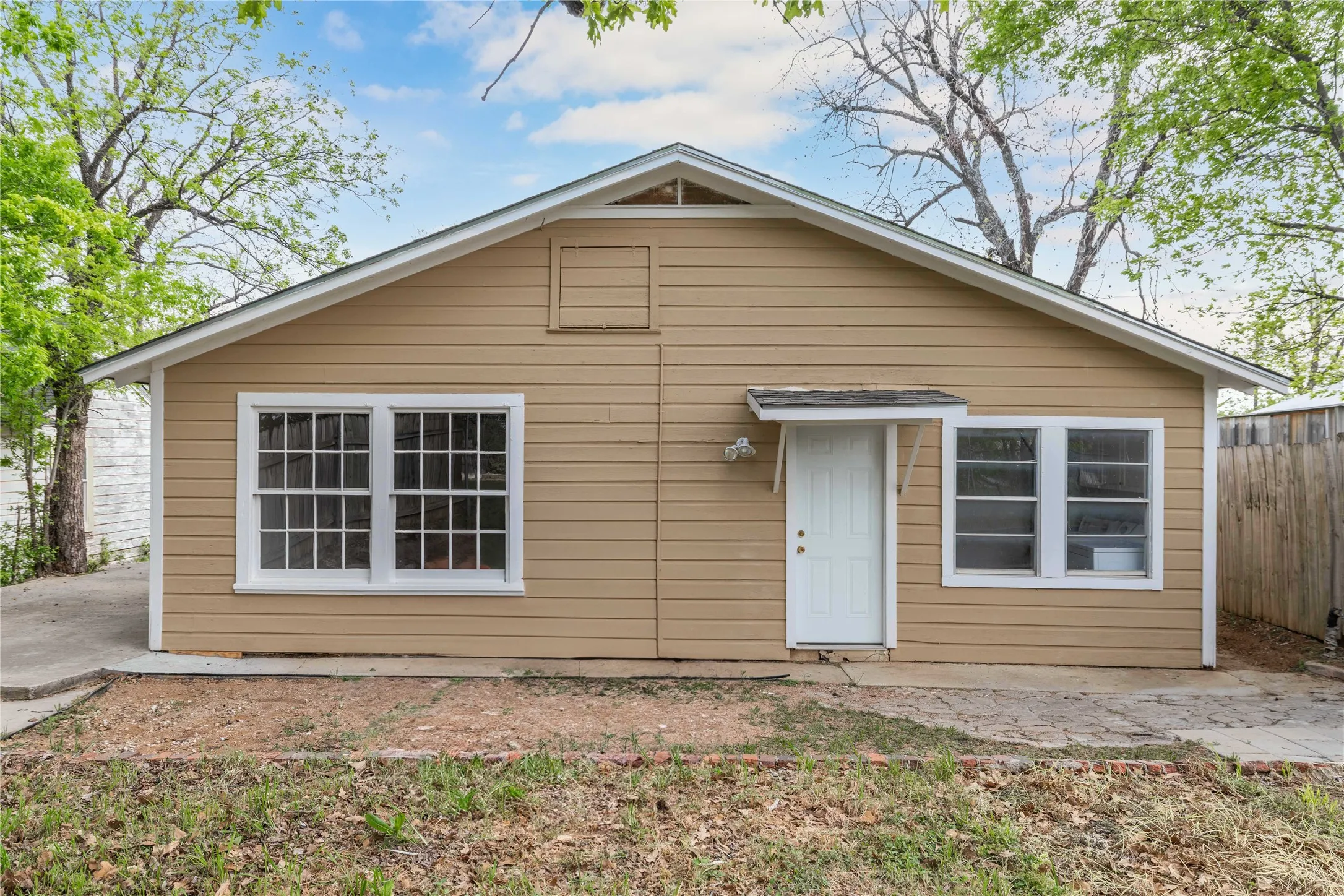 Single Family Residence For Sale in Brown County , 901 6th Street, Brownwood, Texas 76801, 3 Bedroom, 2 Bathroom, Garage spaces, 1,656 Sqft, built in 0, mls#21226924, Real Estate Agent in Brownwood, Homes For Sale in Brown county, Homes For Sale in Brownwood, Realtor in Brownwood Texas, Real Estate Brokerage Independent Realty Texas, Luminita Cordes Realtor