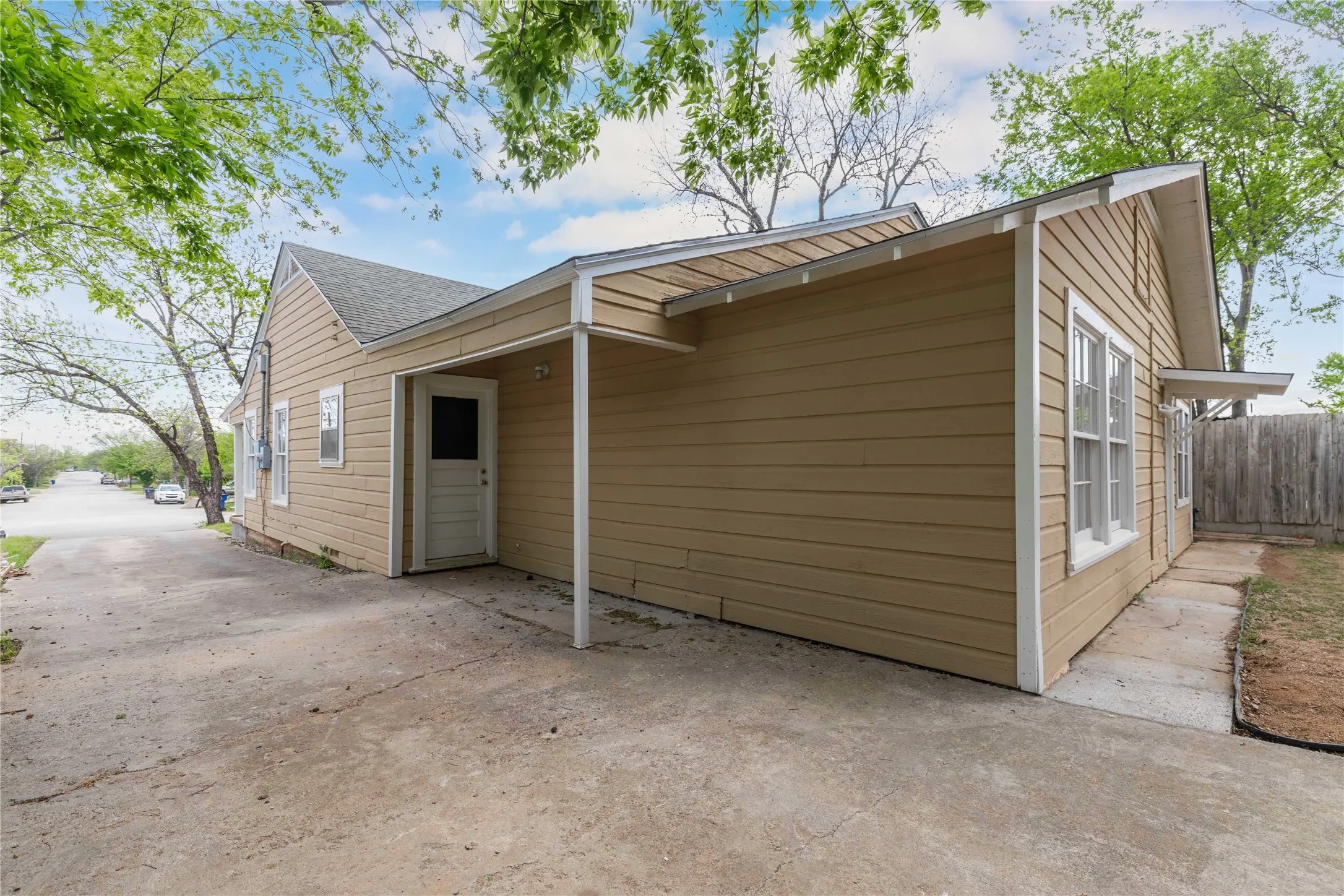 Single Family Residence For Sale in Brown County , 901 6th Street, Brownwood, Texas 76801, 3 Bedroom, 2 Bathroom, Garage spaces, 1,656 Sqft, built in 0, mls#21226924, Real Estate Agent in Brownwood, Homes For Sale in Brown county, Homes For Sale in Brownwood, Realtor in Brownwood Texas, Real Estate Brokerage Independent Realty Texas, Luminita Cordes Realtor