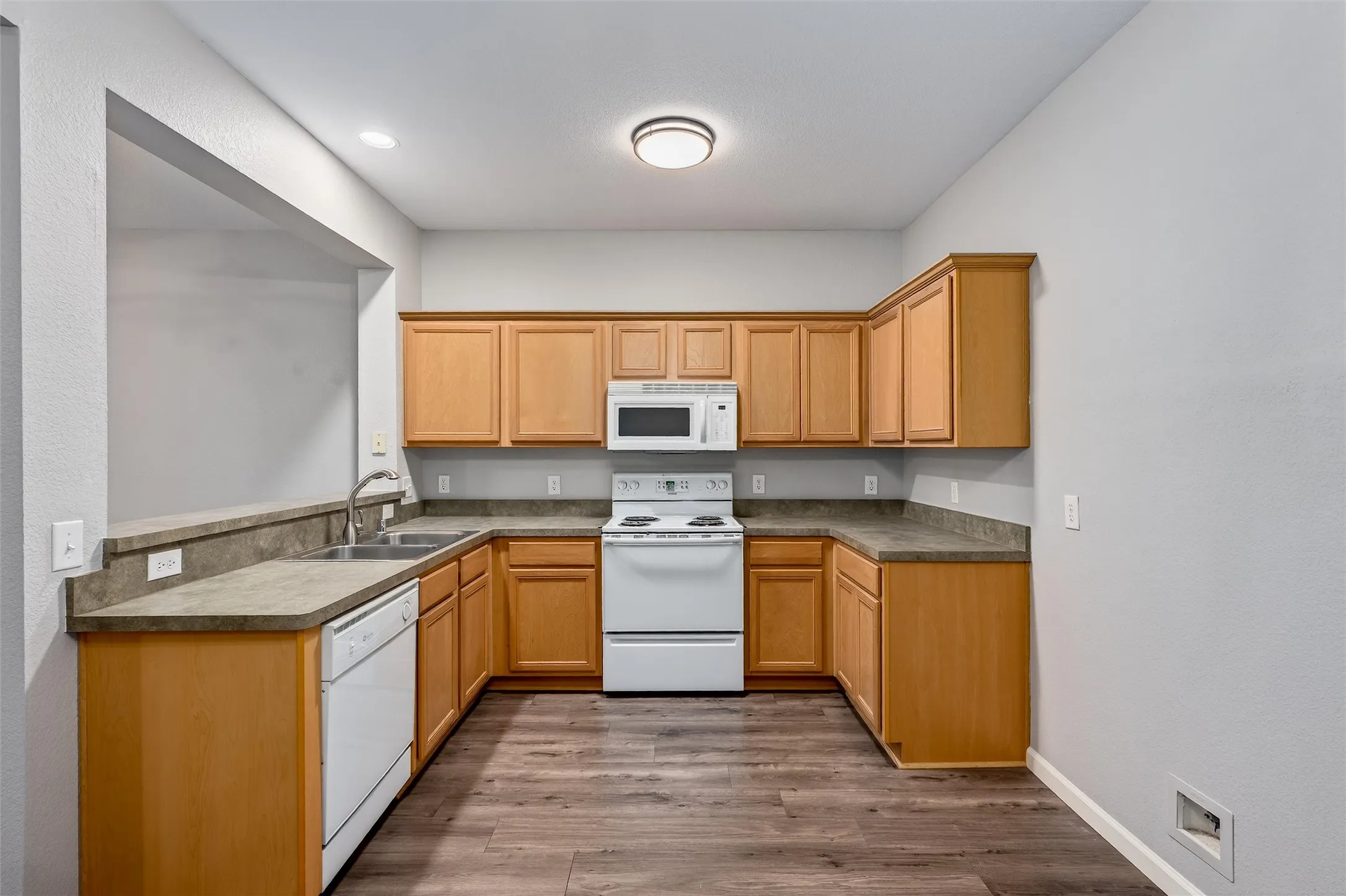 Townhouse For Sale in Collin County , 4921 Stone Gate Trail, Mc Kinney, Texas 75070, 2 Bedroom, 3 Bathroom, 2 Garage spaces, 1,497 Sqft, built in 2003, Preowned, mls#21224868, Real Estate Agent in Mc Kinney, Homes For Sale in Collin county, Homes For Sale in Mc Kinney, Realtor in Mc Kinney Texas, Real Estate Brokerage Independent Realty Texas, Luminita Cordes Realtor