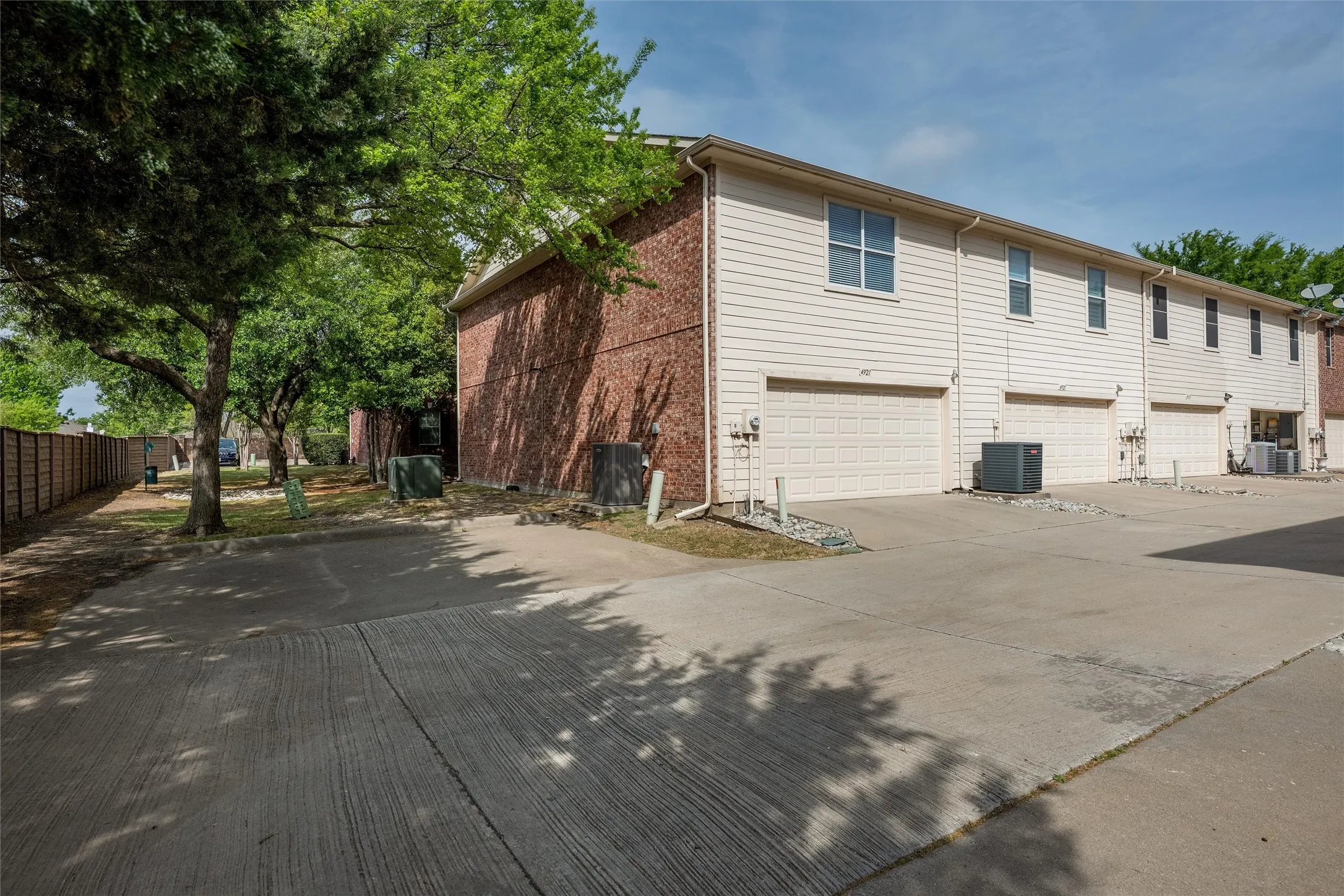 Townhouse For Sale in Collin County , 4921 Stone Gate Trail, Mc Kinney, Texas 75070, 2 Bedroom, 3 Bathroom, 2 Garage spaces, 1,497 Sqft, built in 2003, Preowned, mls#21224868, Real Estate Agent in Mc Kinney, Homes For Sale in Collin county, Homes For Sale in Mc Kinney, Realtor in Mc Kinney Texas, Real Estate Brokerage Independent Realty Texas, Luminita Cordes Realtor