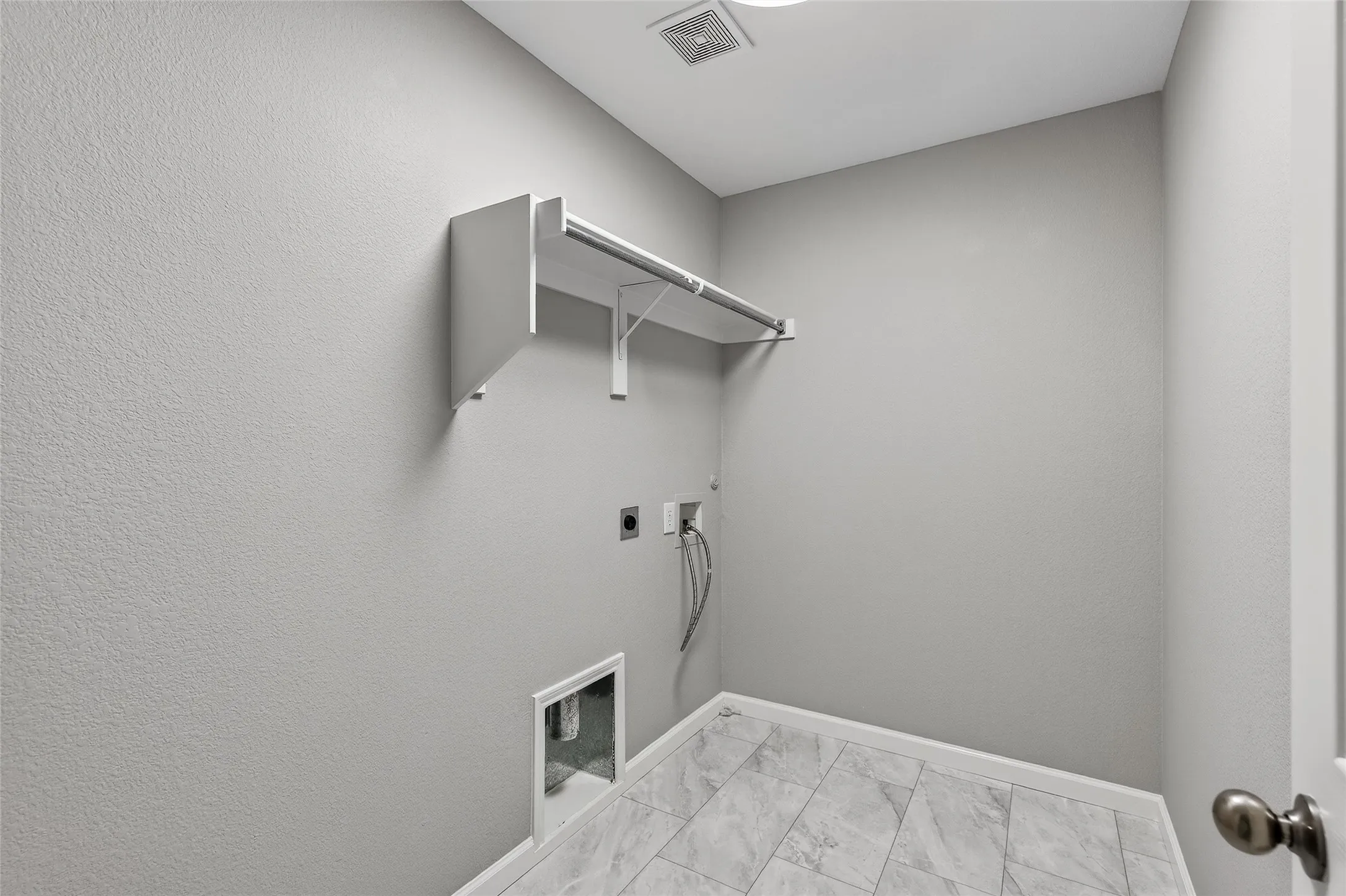 Townhouse For Sale in Collin County , 4921 Stone Gate Trail, Mc Kinney, Texas 75070, 2 Bedroom, 3 Bathroom, 2 Garage spaces, 1,497 Sqft, built in 2003, Preowned, mls#21224868, Real Estate Agent in Mc Kinney, Homes For Sale in Collin county, Homes For Sale in Mc Kinney, Realtor in Mc Kinney Texas, Real Estate Brokerage Independent Realty Texas, Luminita Cordes Realtor