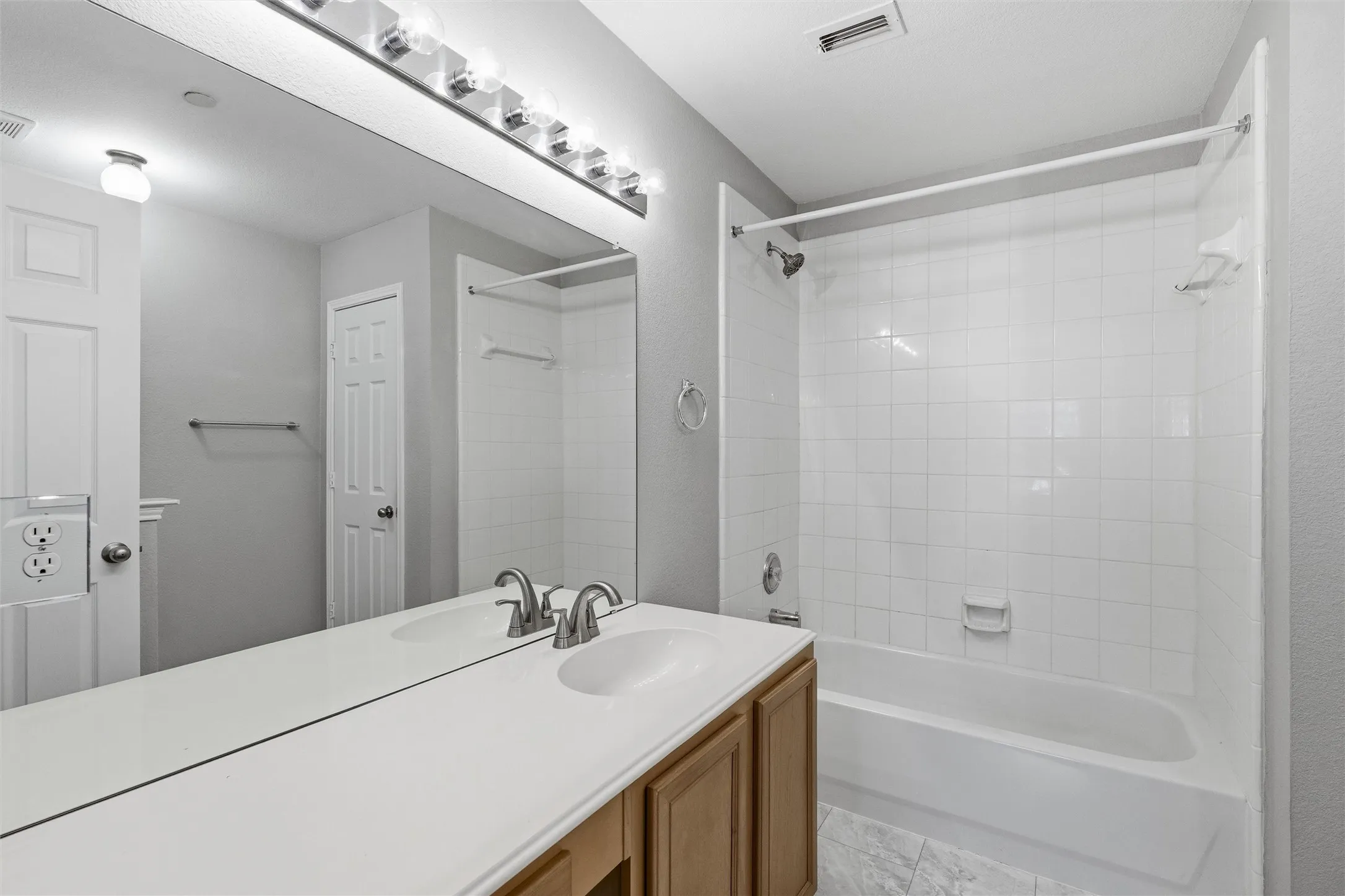 Townhouse For Sale in Collin County , 4921 Stone Gate Trail, Mc Kinney, Texas 75070, 2 Bedroom, 3 Bathroom, 2 Garage spaces, 1,497 Sqft, built in 2003, Preowned, mls#21224868, Real Estate Agent in Mc Kinney, Homes For Sale in Collin county, Homes For Sale in Mc Kinney, Realtor in Mc Kinney Texas, Real Estate Brokerage Independent Realty Texas, Luminita Cordes Realtor