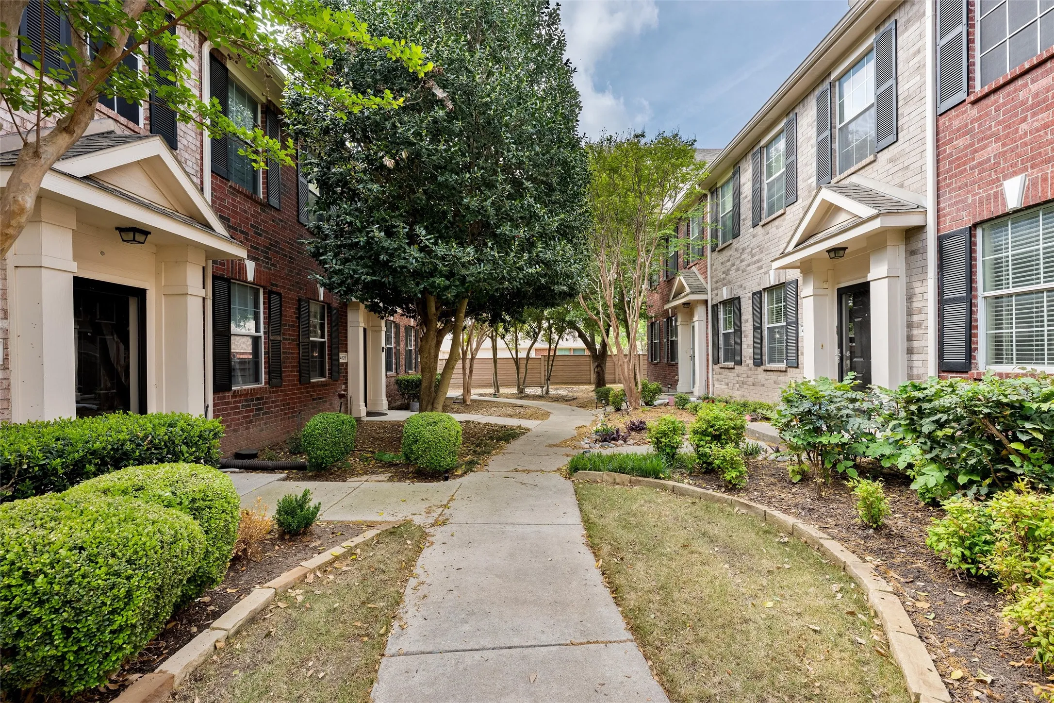 Townhouse For Sale in Collin County , 4921 Stone Gate Trail, Mc Kinney, Texas 75070, 2 Bedroom, 3 Bathroom, 2 Garage spaces, 1,497 Sqft, built in 2003, Preowned, mls#21224868, Real Estate Agent in Mc Kinney, Homes For Sale in Collin county, Homes For Sale in Mc Kinney, Realtor in Mc Kinney Texas, Real Estate Brokerage Independent Realty Texas, Luminita Cordes Realtor