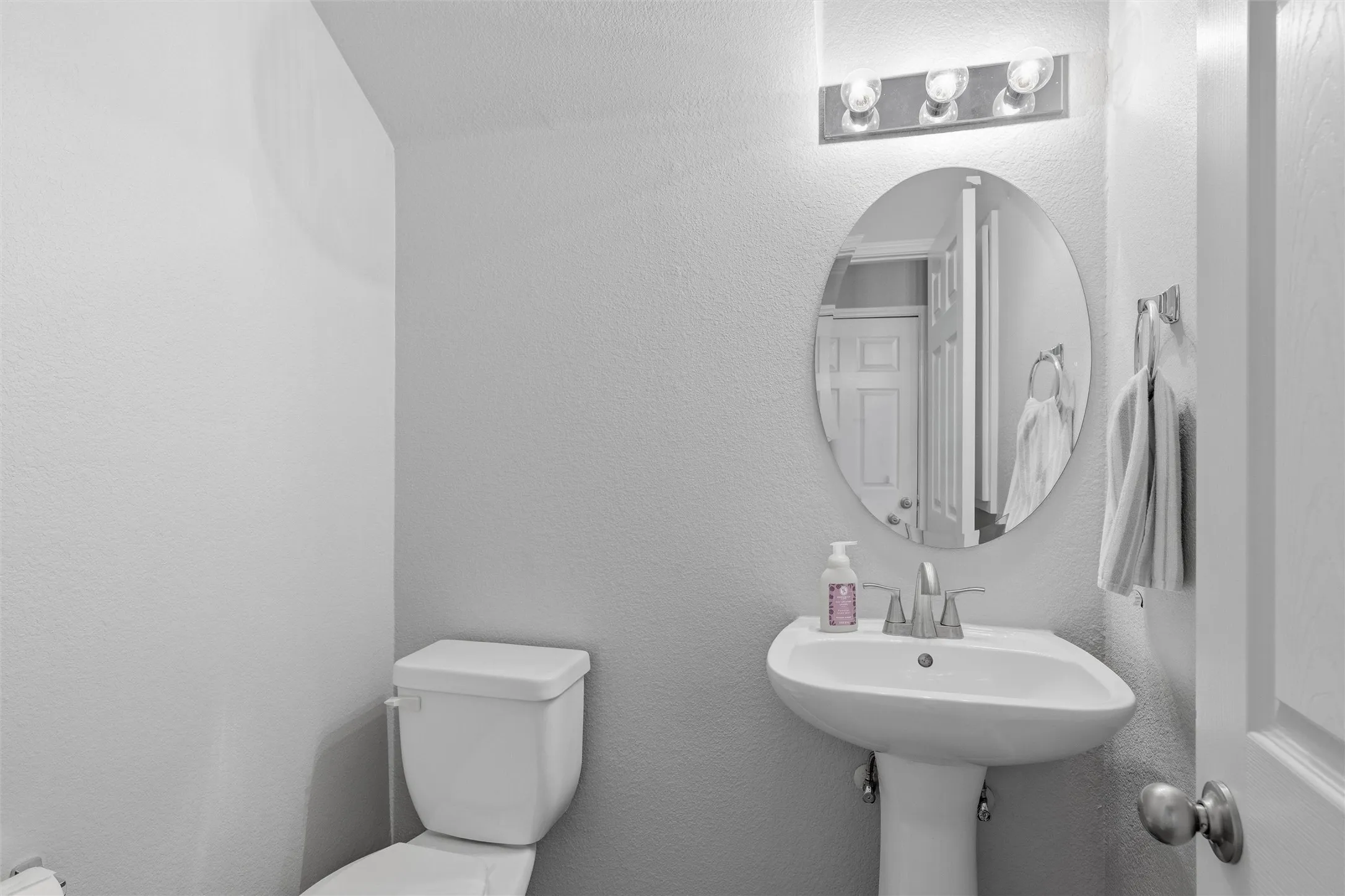 Townhouse For Sale in Collin County , 4921 Stone Gate Trail, Mc Kinney, Texas 75070, 2 Bedroom, 3 Bathroom, 2 Garage spaces, 1,497 Sqft, built in 2003, Preowned, mls#21224868, Real Estate Agent in Mc Kinney, Homes For Sale in Collin county, Homes For Sale in Mc Kinney, Realtor in Mc Kinney Texas, Real Estate Brokerage Independent Realty Texas, Luminita Cordes Realtor