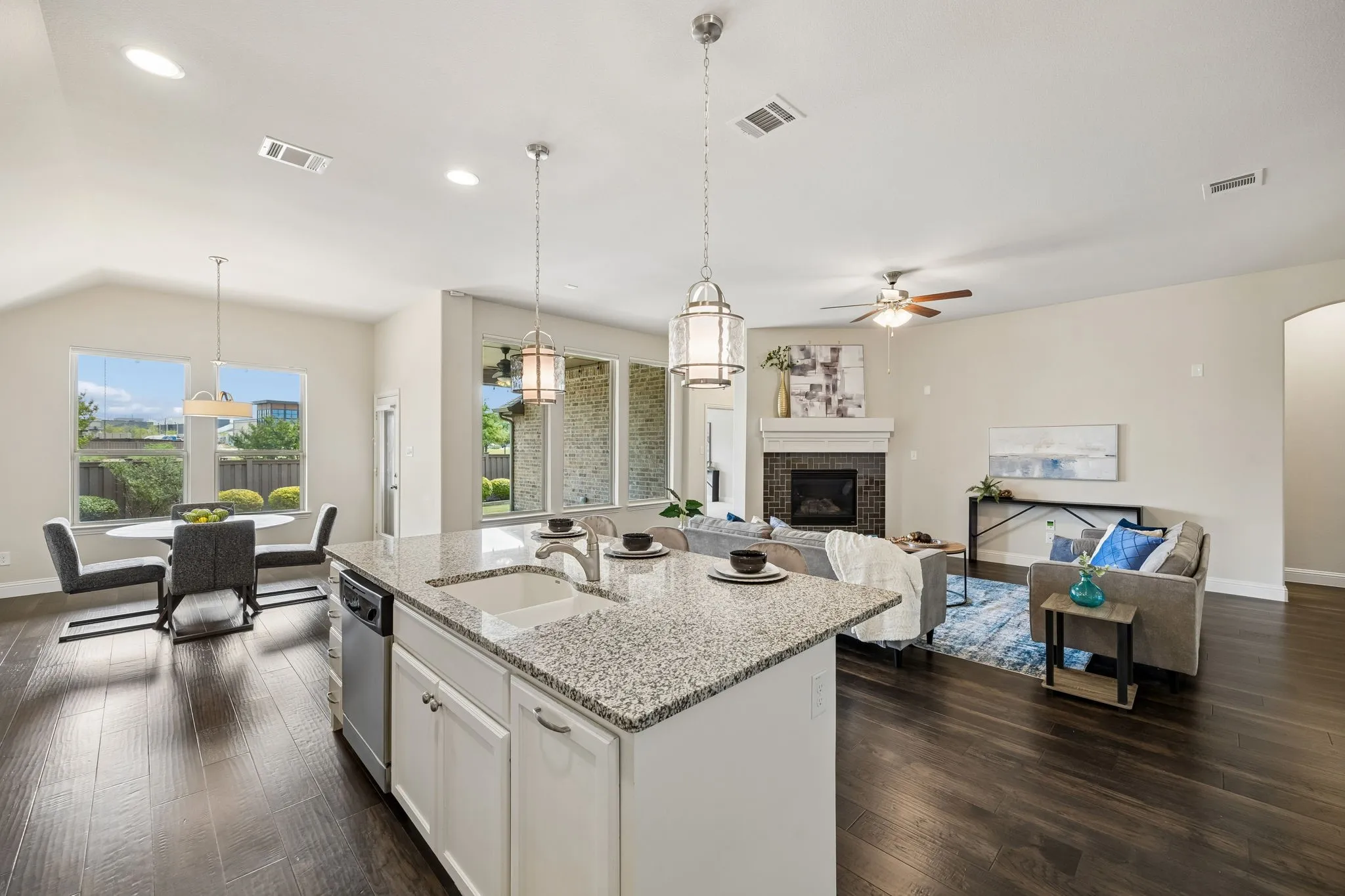 Single Family Residence For Sale in Collin County , 4424 Hazeltine Hills Drive, Celina, Texas 75009, 3 Bedroom, 3 Bathroom, 3 Garage spaces, 2,425 Sqft, built in 2016, Preowned, mls#21226619, Real Estate Agent in Celina, Homes For Sale in Collin county, Homes For Sale in Celina, Realtor in Celina Texas, Real Estate Brokerage Independent Realty Texas, Luminita Cordes Realtor
