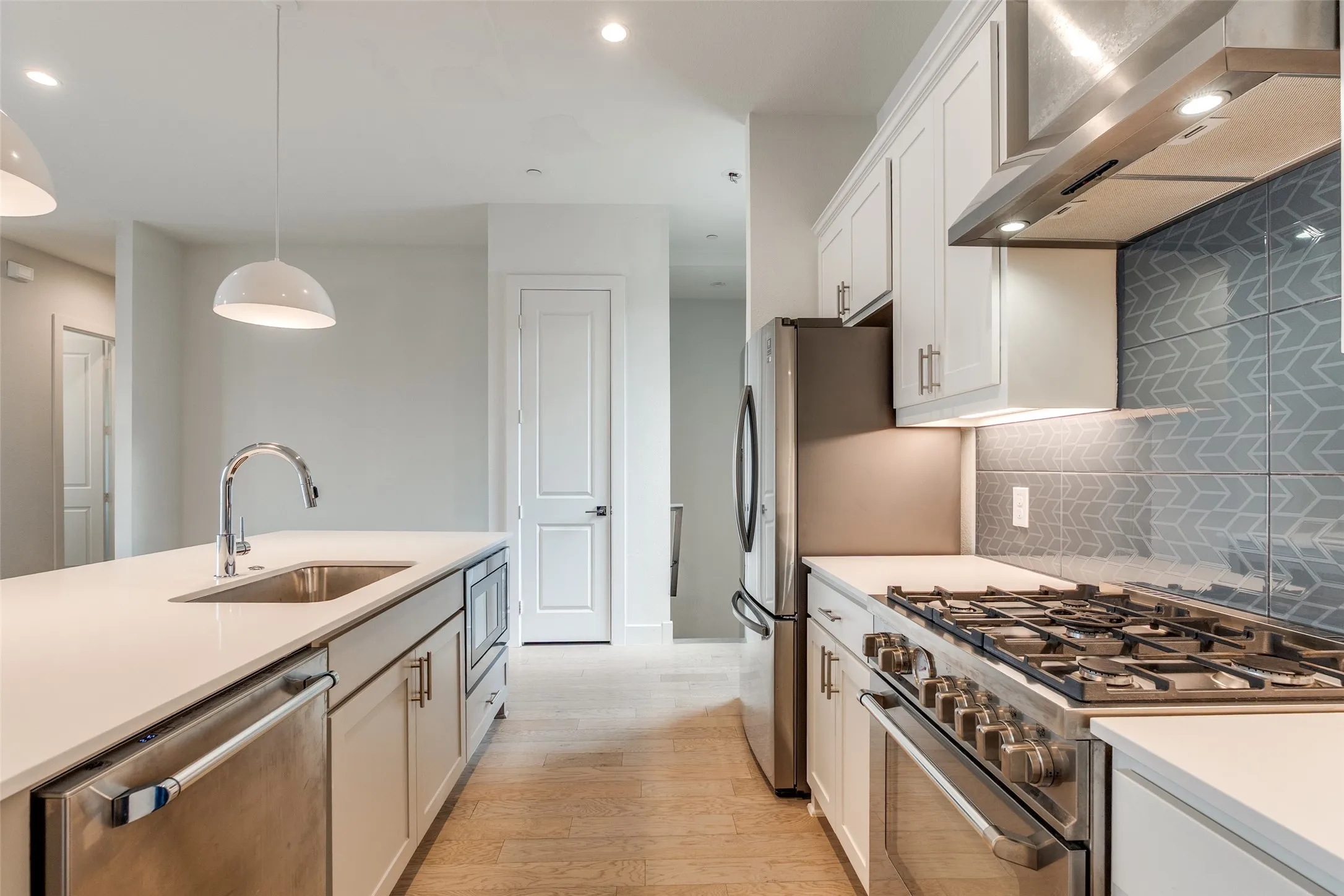 Townhouse For Sale in Dallas County , 5515 Bryan Parkway 104, Dallas, Texas 75206, 2 Bedroom, 3 Bathroom, 2 Garage spaces, 1,462 Sqft, built in 2019, Preowned, mls#21226898, Real Estate Agent in Dallas, Homes For Sale in Dallas county, Homes For Sale in Dallas, Realtor in Dallas Texas, Real Estate Brokerage Independent Realty Texas, Luminita Cordes Realtor