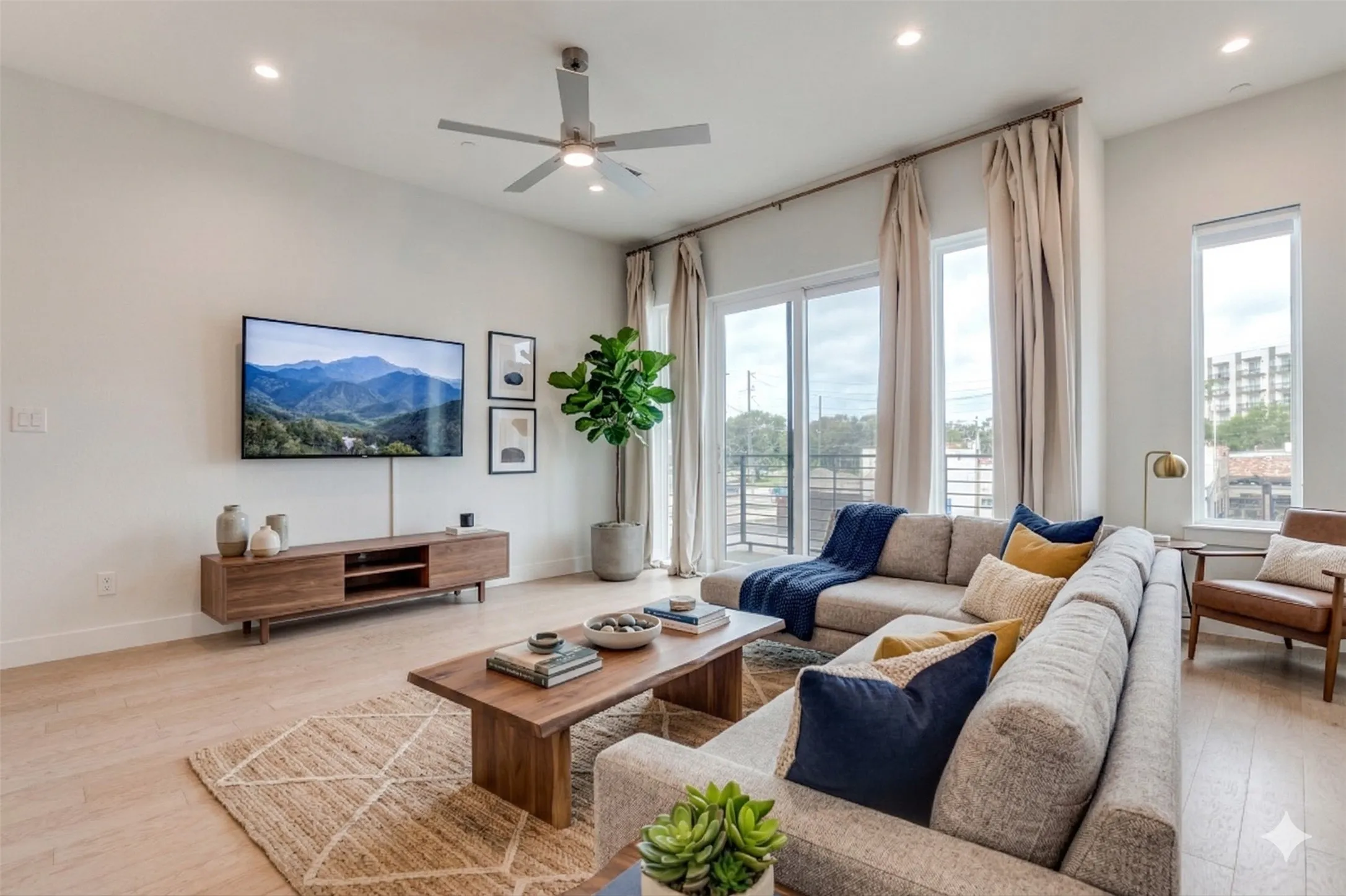 Townhouse For Sale in Dallas County , 5515 Bryan Parkway 104, Dallas, Texas 75206, 2 Bedroom, 3 Bathroom, 2 Garage spaces, 1,462 Sqft, built in 2019, Preowned, mls#21226898, Real Estate Agent in Dallas, Homes For Sale in Dallas county, Homes For Sale in Dallas, Realtor in Dallas Texas, Real Estate Brokerage Independent Realty Texas, Luminita Cordes Realtor