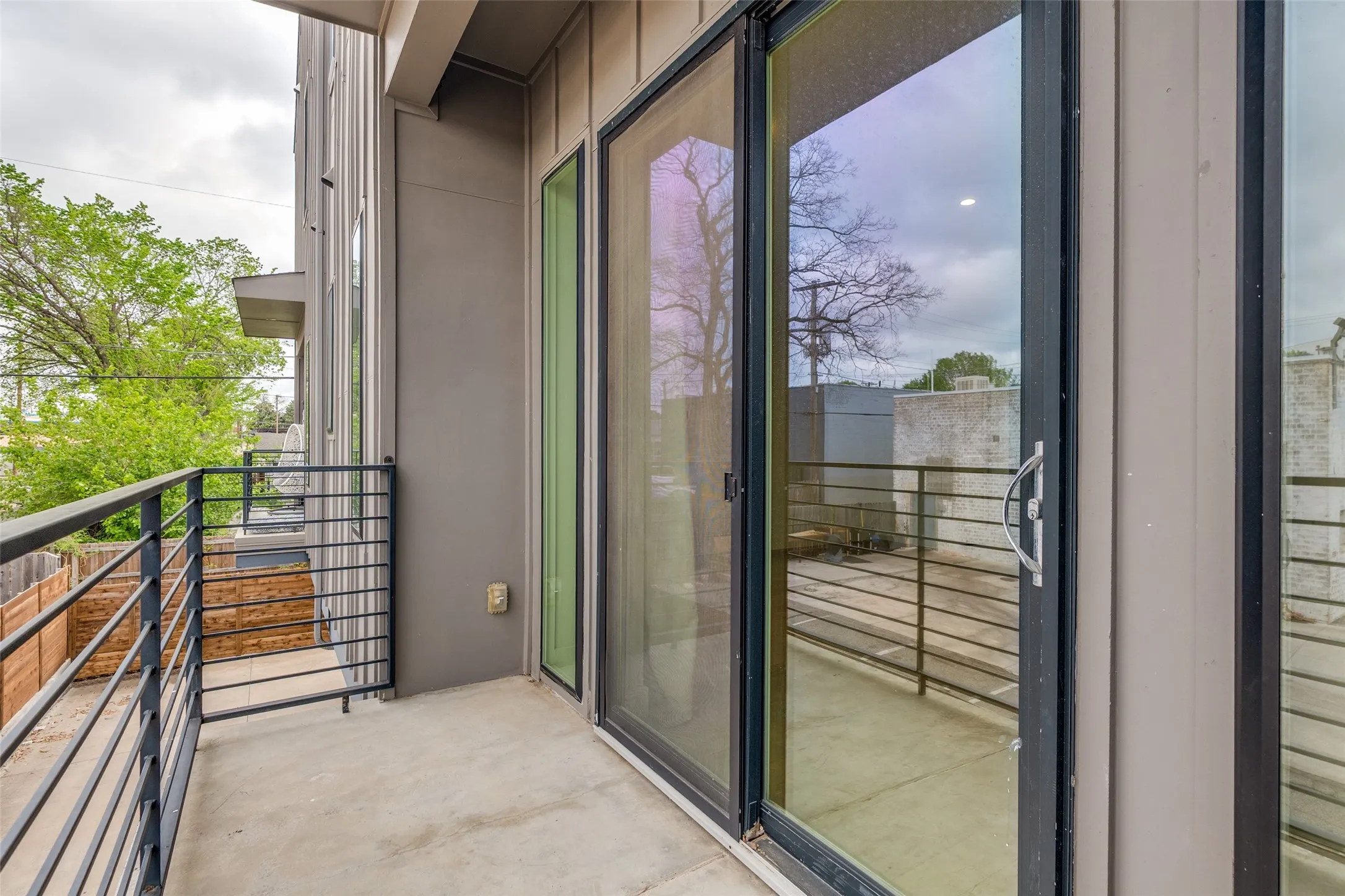 Townhouse For Sale in Dallas County , 5515 Bryan Parkway 104, Dallas, Texas 75206, 2 Bedroom, 3 Bathroom, 2 Garage spaces, 1,462 Sqft, built in 2019, Preowned, mls#21226898, Real Estate Agent in Dallas, Homes For Sale in Dallas county, Homes For Sale in Dallas, Realtor in Dallas Texas, Real Estate Brokerage Independent Realty Texas, Luminita Cordes Realtor