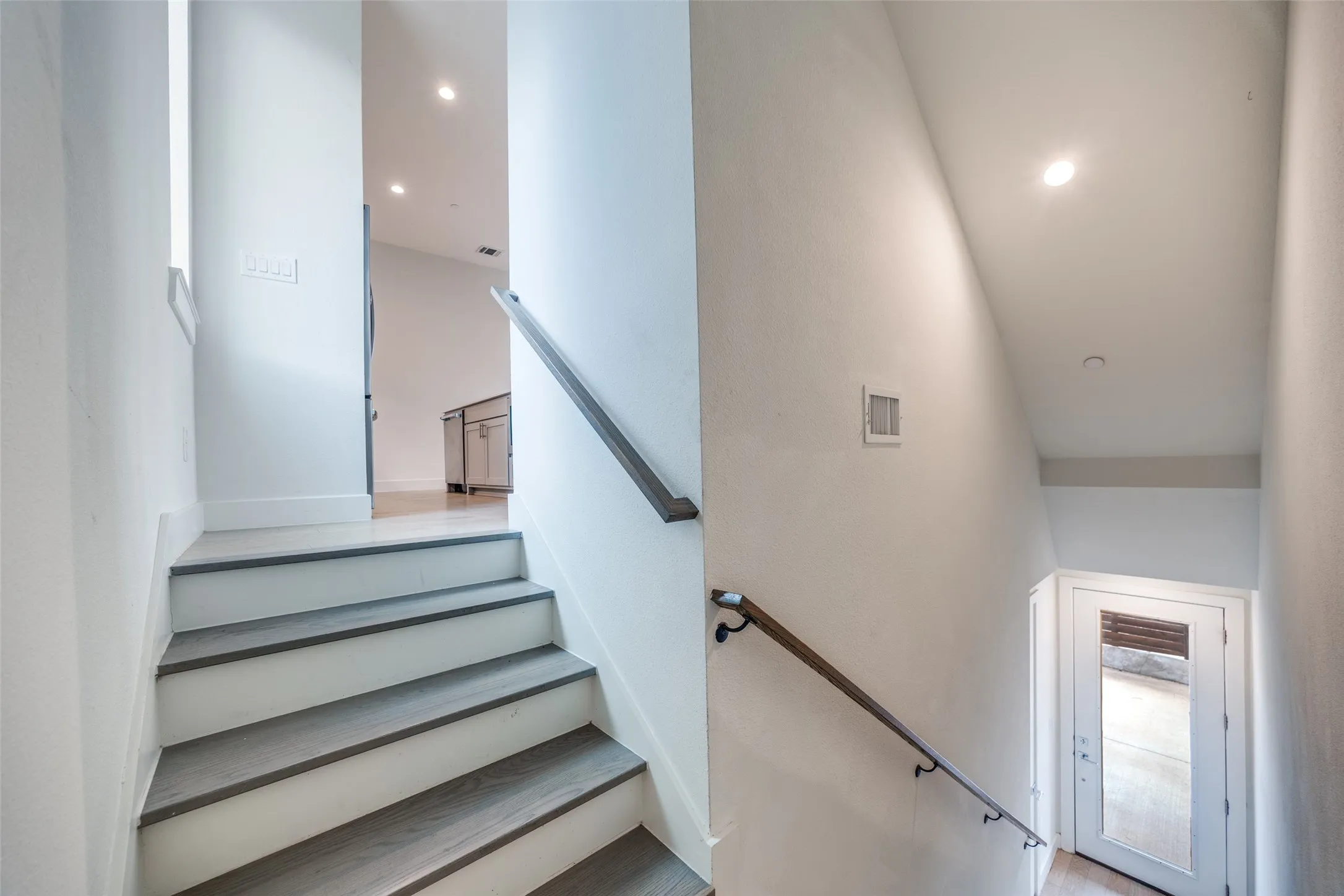 Townhouse For Sale in Dallas County , 5515 Bryan Parkway 104, Dallas, Texas 75206, 2 Bedroom, 3 Bathroom, 2 Garage spaces, 1,462 Sqft, built in 2019, Preowned, mls#21226898, Real Estate Agent in Dallas, Homes For Sale in Dallas county, Homes For Sale in Dallas, Realtor in Dallas Texas, Real Estate Brokerage Independent Realty Texas, Luminita Cordes Realtor