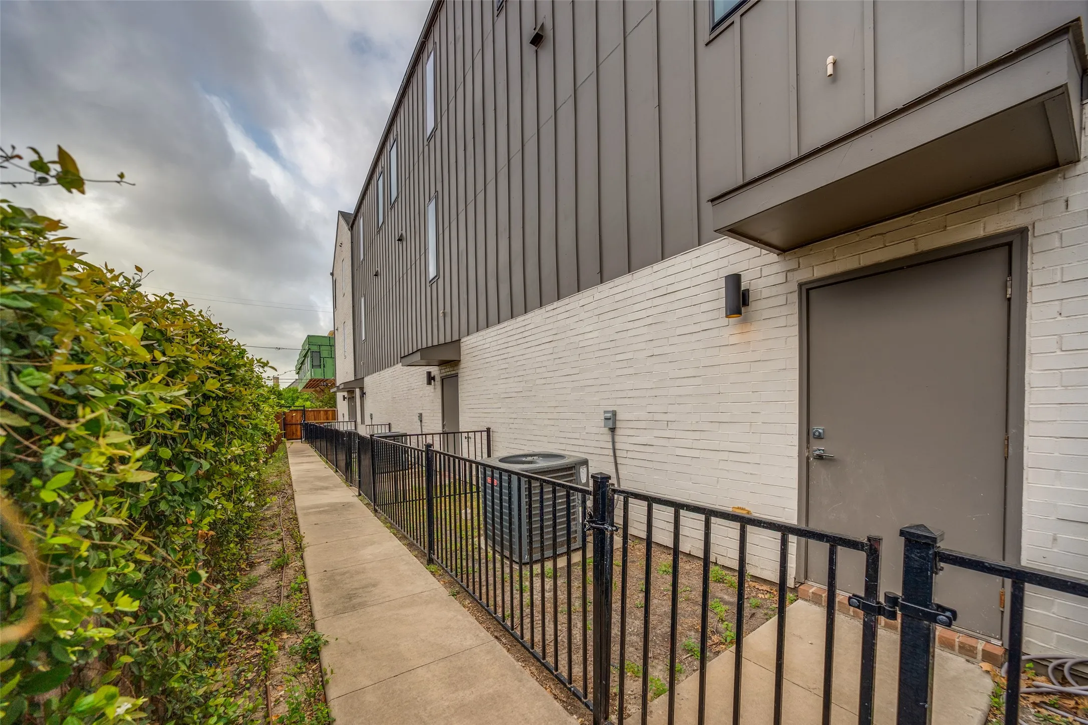 Townhouse For Sale in Dallas County , 5515 Bryan Parkway 104, Dallas, Texas 75206, 2 Bedroom, 3 Bathroom, 2 Garage spaces, 1,462 Sqft, built in 2019, Preowned, mls#21226898, Real Estate Agent in Dallas, Homes For Sale in Dallas county, Homes For Sale in Dallas, Realtor in Dallas Texas, Real Estate Brokerage Independent Realty Texas, Luminita Cordes Realtor