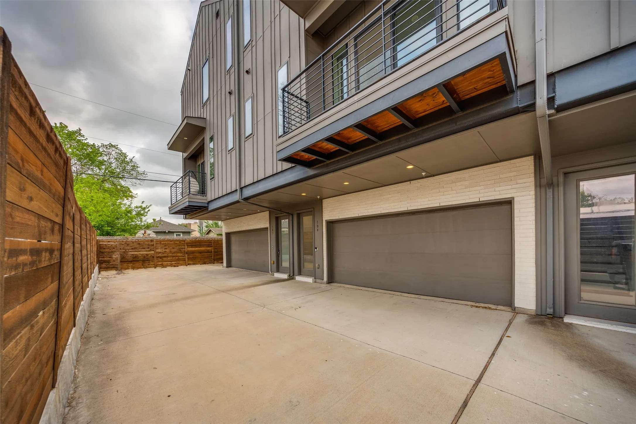 Townhouse For Sale in Dallas County , 5515 Bryan Parkway 104, Dallas, Texas 75206, 2 Bedroom, 3 Bathroom, 2 Garage spaces, 1,462 Sqft, built in 2019, Preowned, mls#21226898, Real Estate Agent in Dallas, Homes For Sale in Dallas county, Homes For Sale in Dallas, Realtor in Dallas Texas, Real Estate Brokerage Independent Realty Texas, Luminita Cordes Realtor