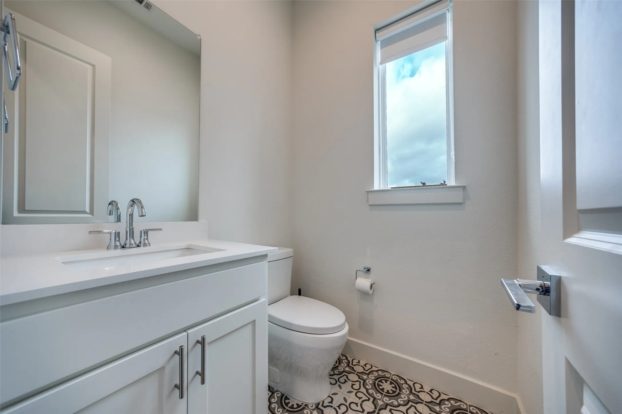 Townhouse For Sale in Dallas County , 5515 Bryan Parkway 104, Dallas, Texas 75206, 2 Bedroom, 3 Bathroom, 2 Garage spaces, 1,462 Sqft, built in 2019, Preowned, mls#21226898, Real Estate Agent in Dallas, Homes For Sale in Dallas county, Homes For Sale in Dallas, Realtor in Dallas Texas, Real Estate Brokerage Independent Realty Texas, Luminita Cordes Realtor