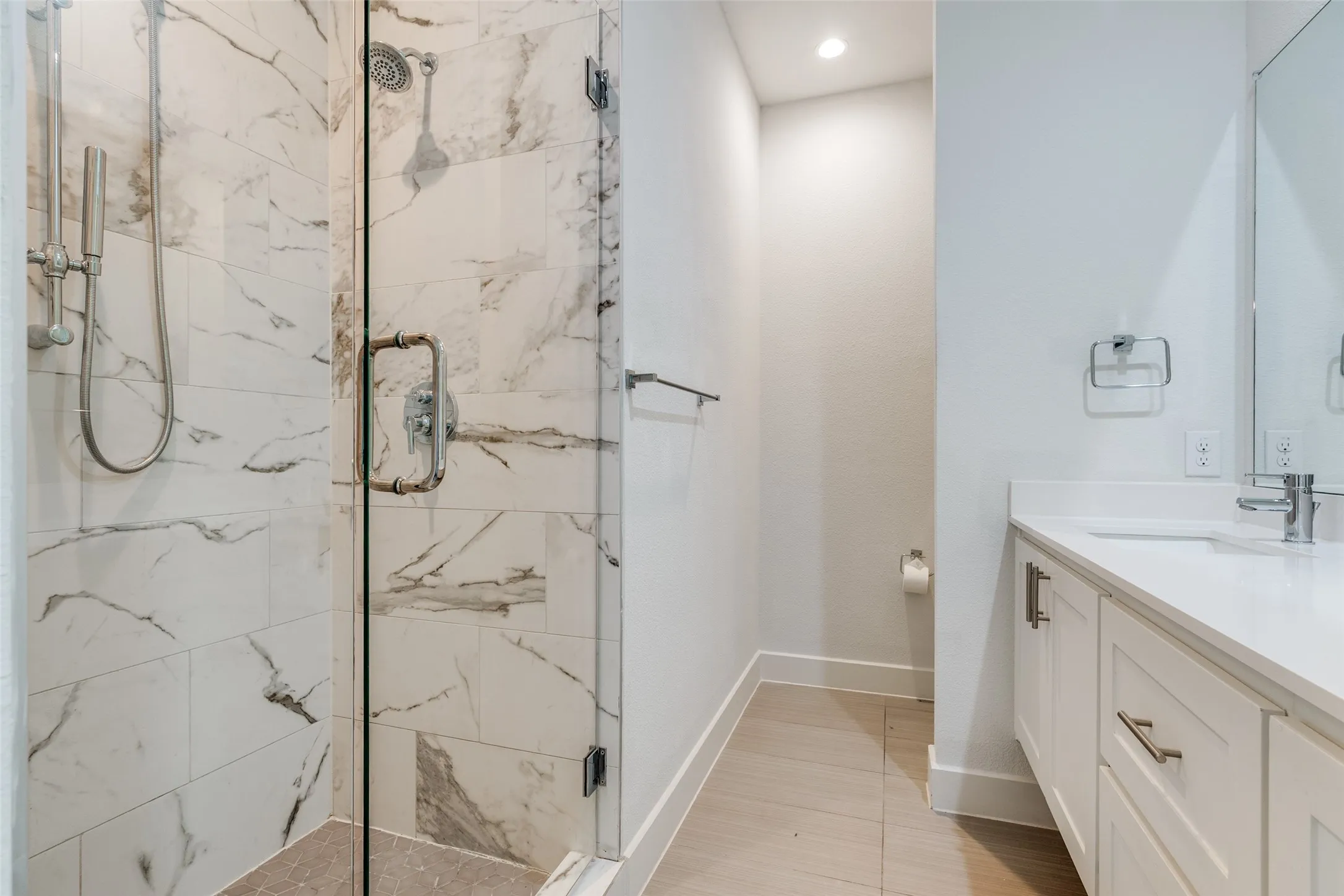 Townhouse For Sale in Dallas County , 5515 Bryan Parkway 104, Dallas, Texas 75206, 2 Bedroom, 3 Bathroom, 2 Garage spaces, 1,462 Sqft, built in 2019, Preowned, mls#21226898, Real Estate Agent in Dallas, Homes For Sale in Dallas county, Homes For Sale in Dallas, Realtor in Dallas Texas, Real Estate Brokerage Independent Realty Texas, Luminita Cordes Realtor